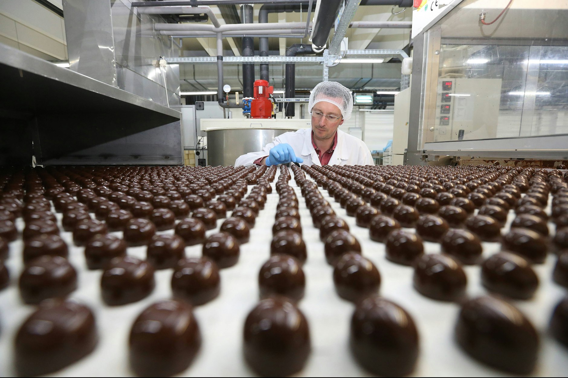In der Halloren Schokoladenfabrik laufen auch die Halloren-Kugeln seit Jahrzehnten vom Band. An der Rezeptur des Originals aus der DDR hat sich nur wenig geändert.