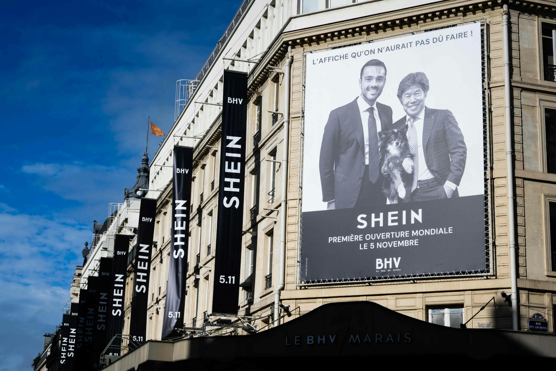 Shein-Fahnen und Werbung an einem Gebäude in Paris