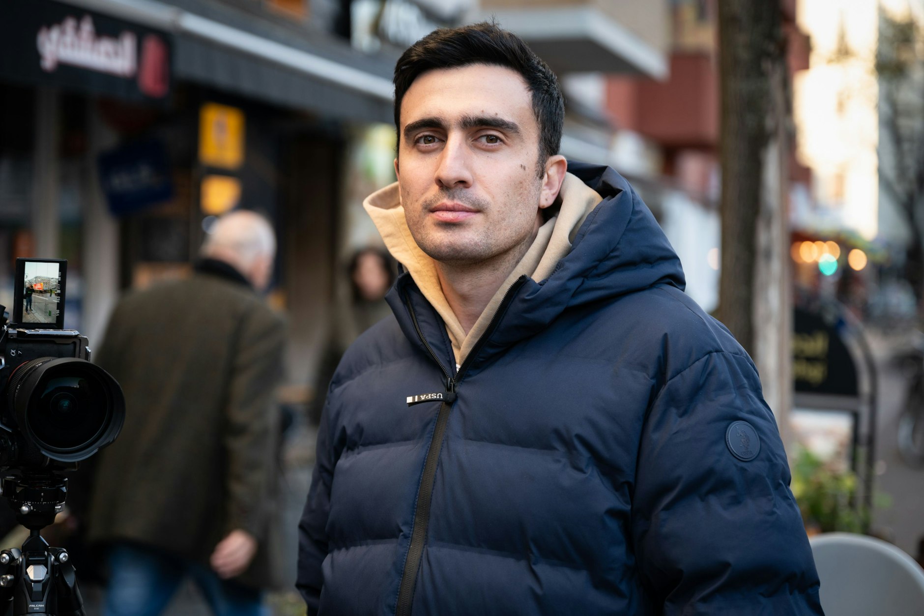 Anas (27) hat mal ein Selfie mit Angela Merkel gemacht, jetzt ist er Journalist.