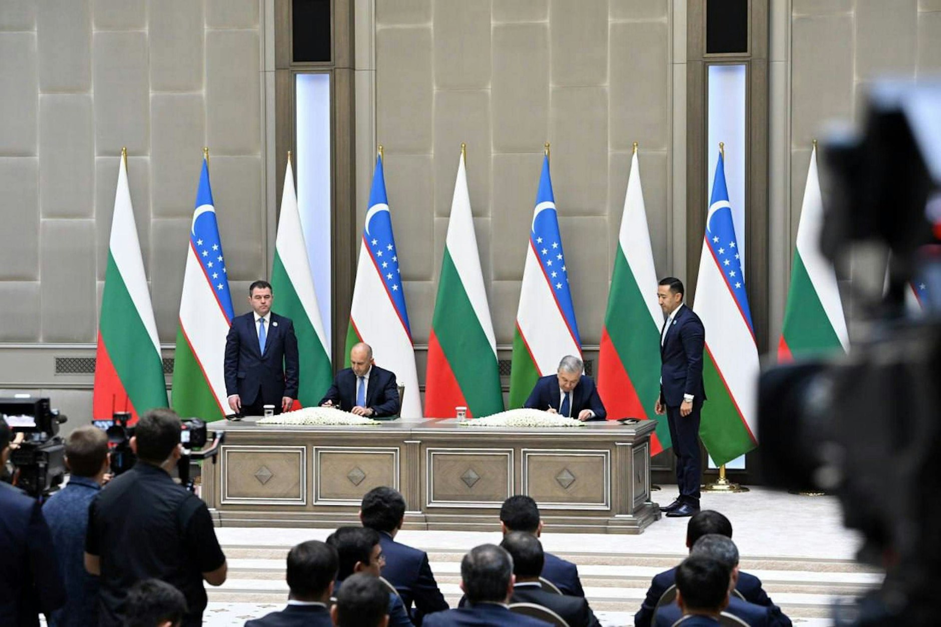 Der Präsident Usbekistans, Shavkat Mirziyoyev, trifft sich im Rahmen des Tashkent International Investment Forum mit dem bulgarischen Präsidenten Rumen Radev.