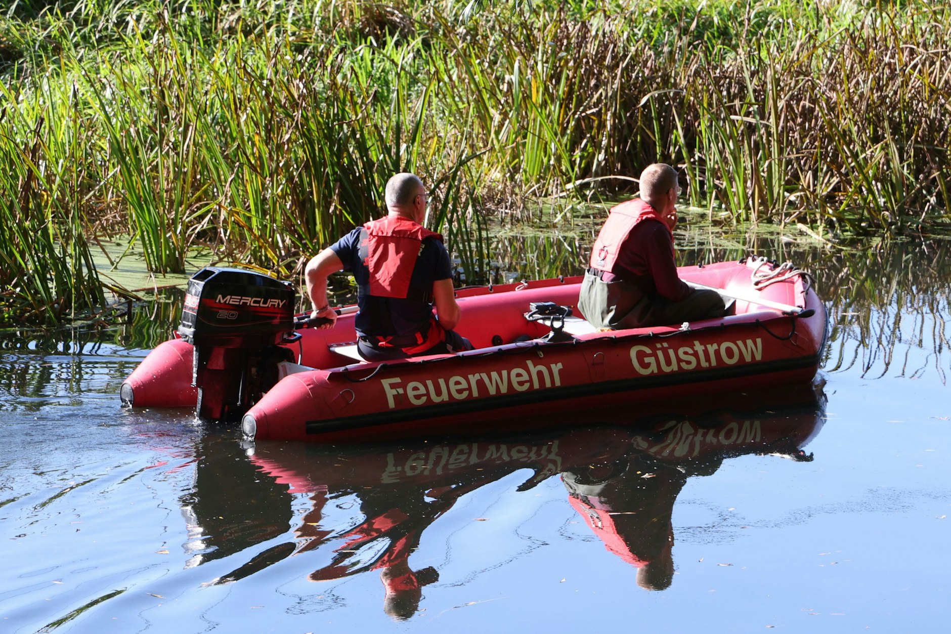 Bei einer tagelangen Suchaktion war die Polizei auch mit Booten unterwegs. Vier Tage nach seinem Verschwinden tauchte die Leiche von Fabian aus Güstrow an einem Tümpel auf.