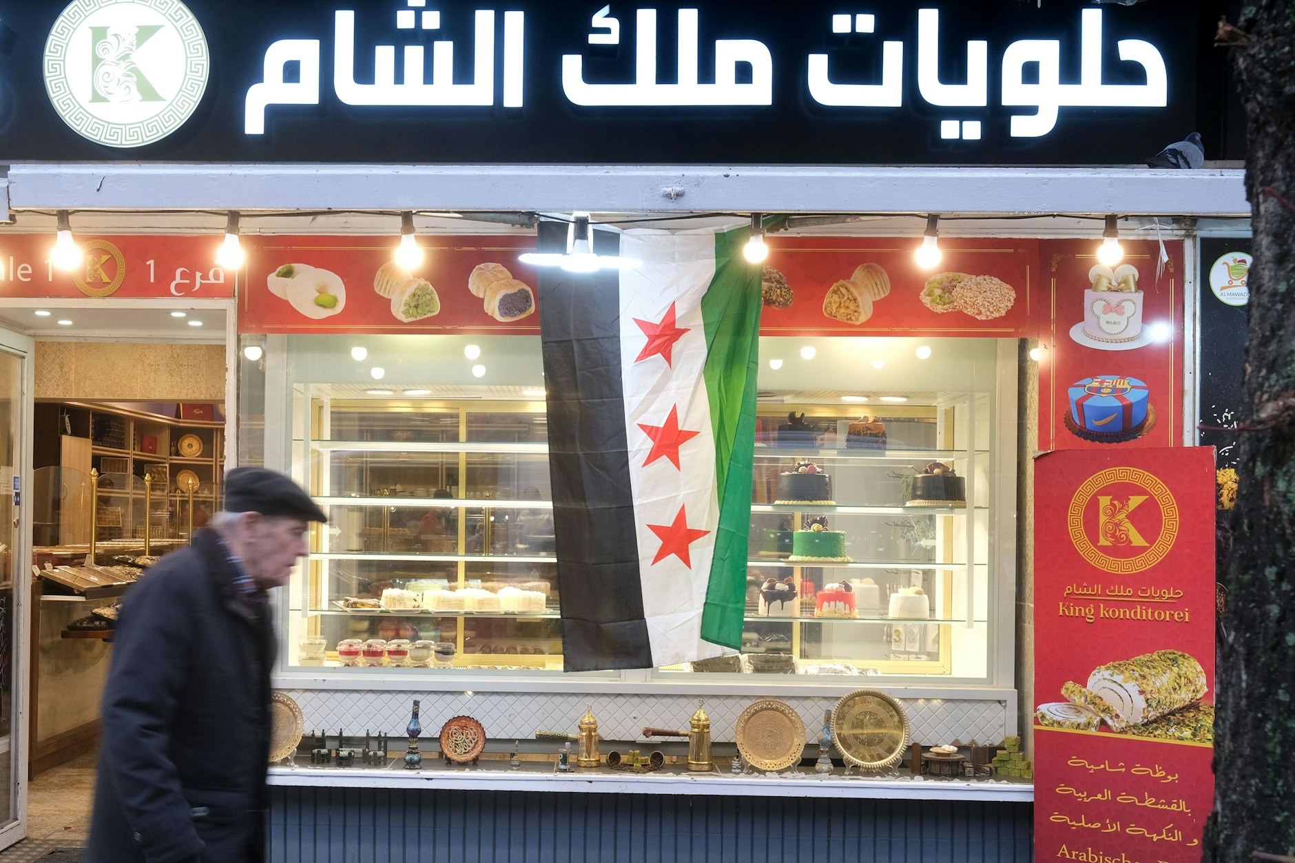 Süßigkeitengeschäft mit der Flagge der syrischen Rebellen in der Berliner Sonnenallee