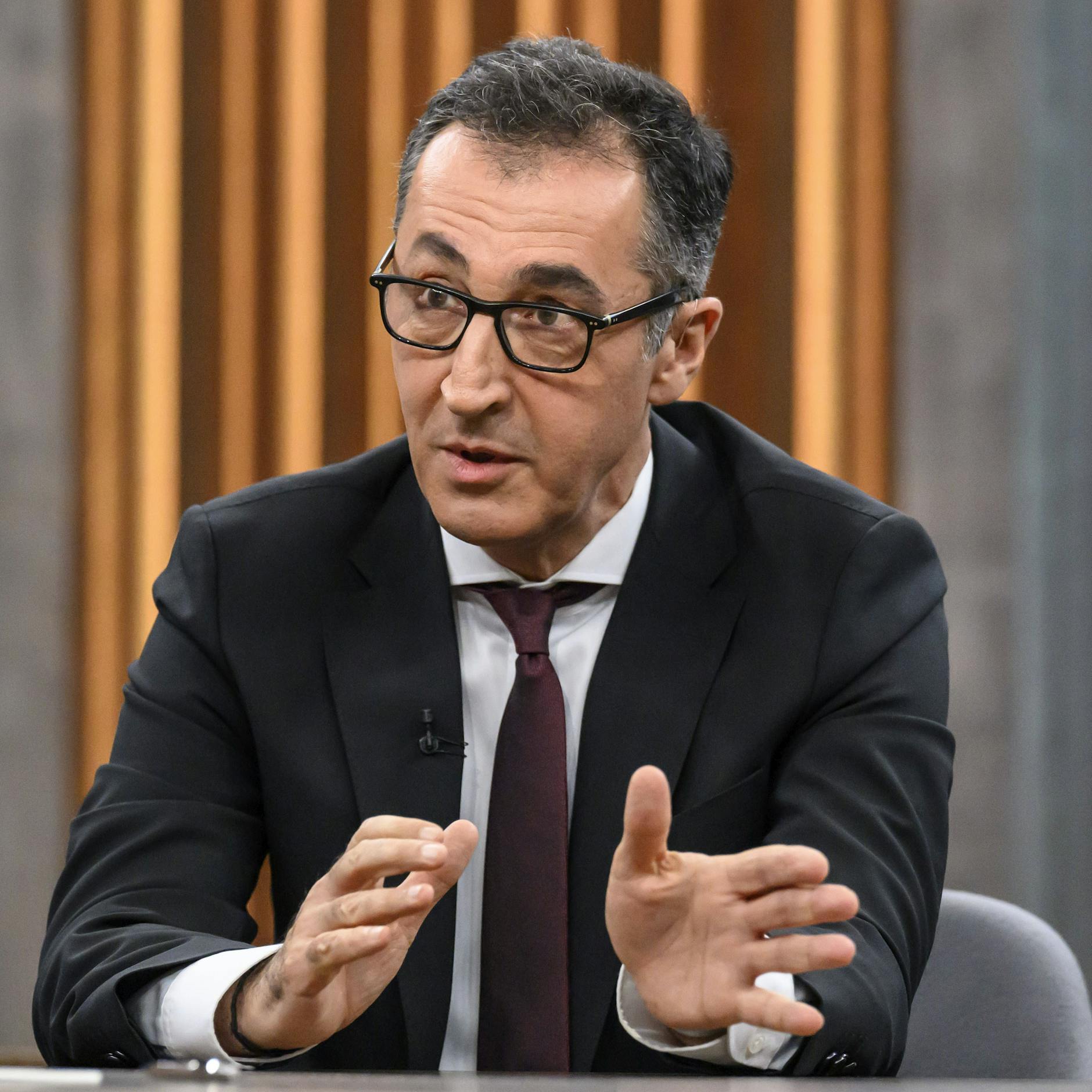 Image - Cem Özdemir kritisiert Kanzler Merz in ARD-Sendung Caren Miosga: Stadtbild und Rassismus