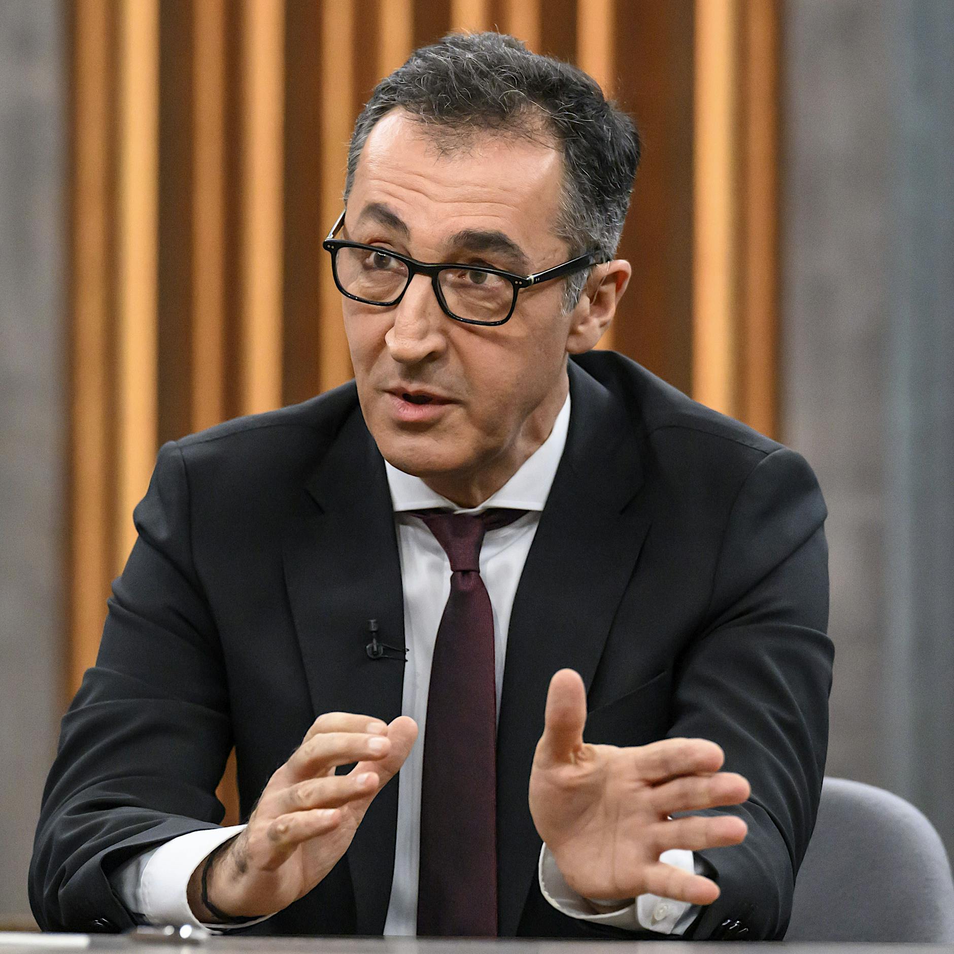 Cem Özdemir kritisiert Kanzler Merz in ARD-Sendung Caren Miosga: Stadtbild und Rassismus