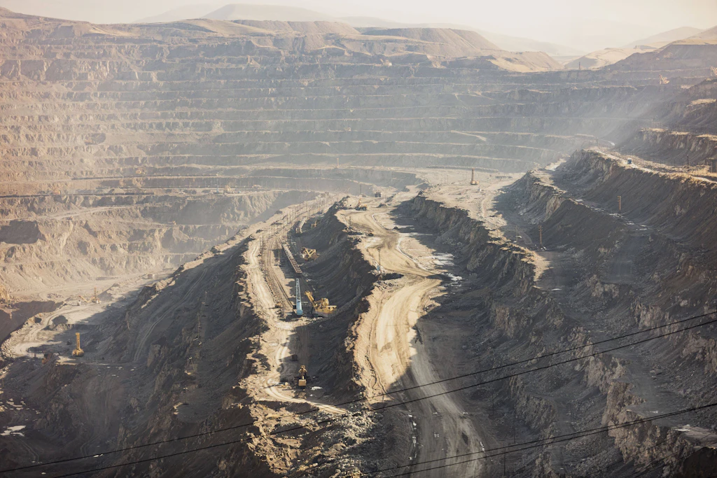 Blick auf die Almalyk-Bergbauanlage, eines der größten Industrieunternehmen Usbekistans.