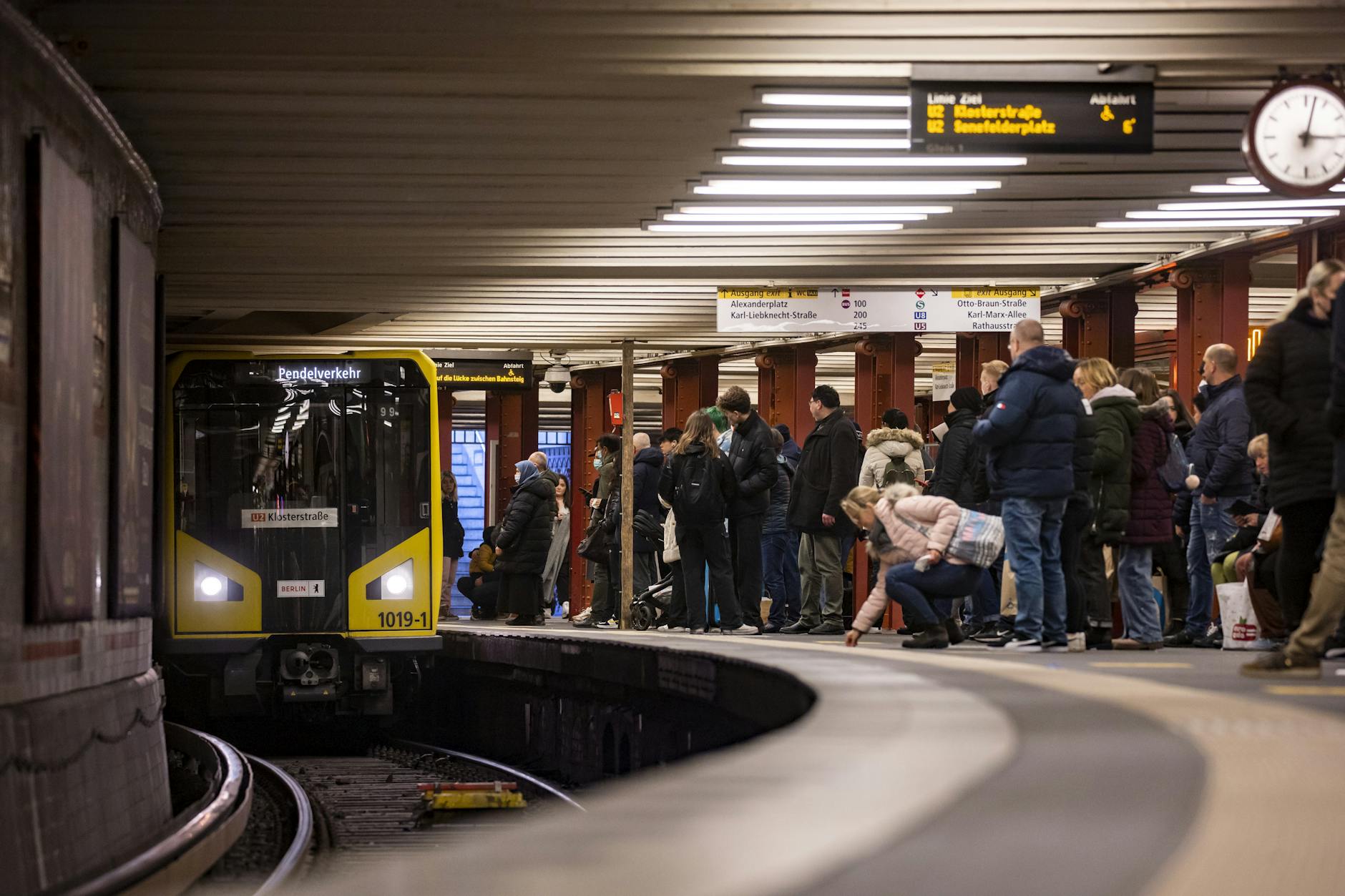 Der U-Bahnhof Alexanderplatz ist ein Verkehrsknotenpunkt – und der Platz selbst leider ein Hotspot für Straftaten.