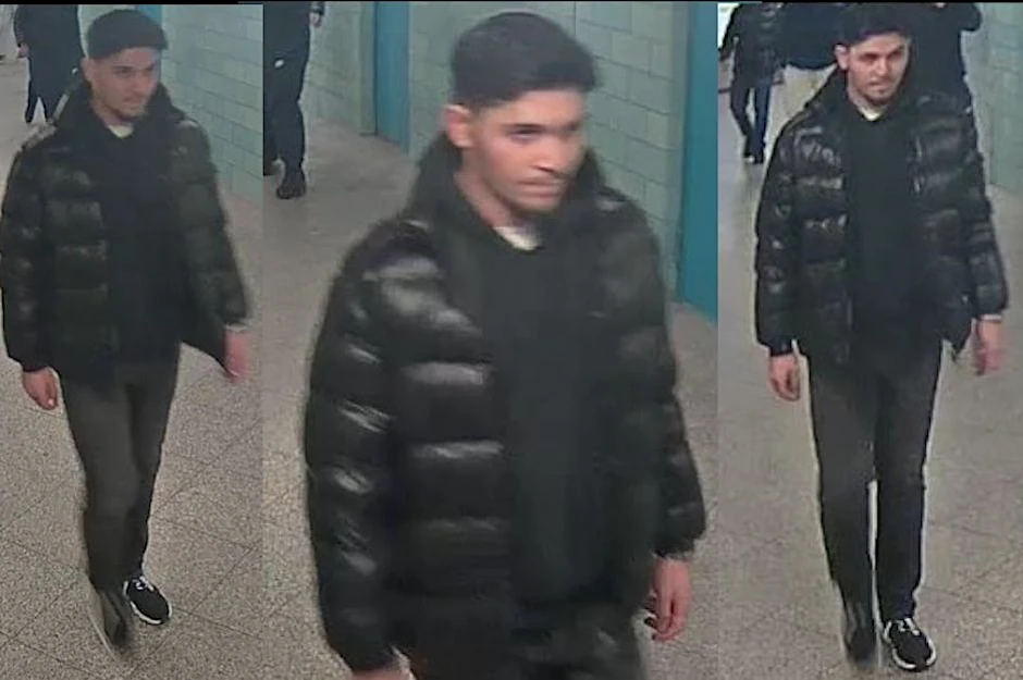 Mit Bildern einer Überwachungskamera sucht die Polizei nach diesem Mann, der am U-Bahnhof Alexanderplatz einen 19-Jährigen ins Krankenhaus prügelte.