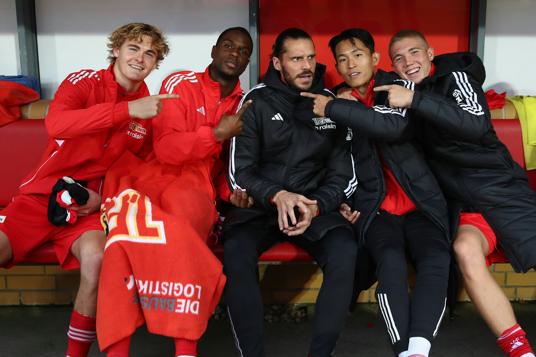 Die Kollegen zeigen es an: Union-Kapitän Christopher Trimmel (M.) darf in dieser Saison doch noch in Köpenick gegen den FC Bayern spielen.