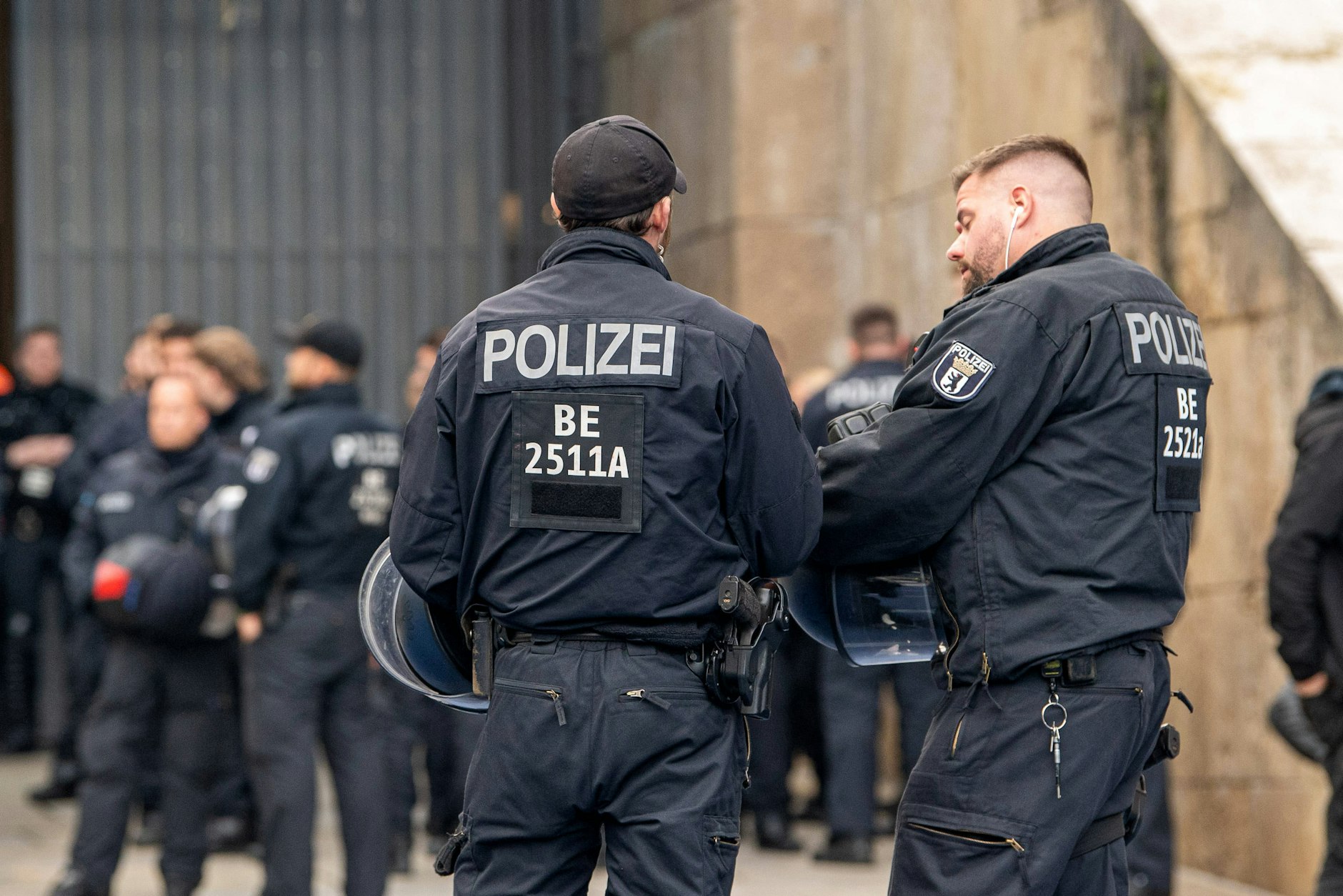 Ein Mann hat sich in Moabit als falscher Polizist ausgegeben und eine Straftat verübt. Die Berliner Staatsanwaltschaft hat Anklage erhoben.