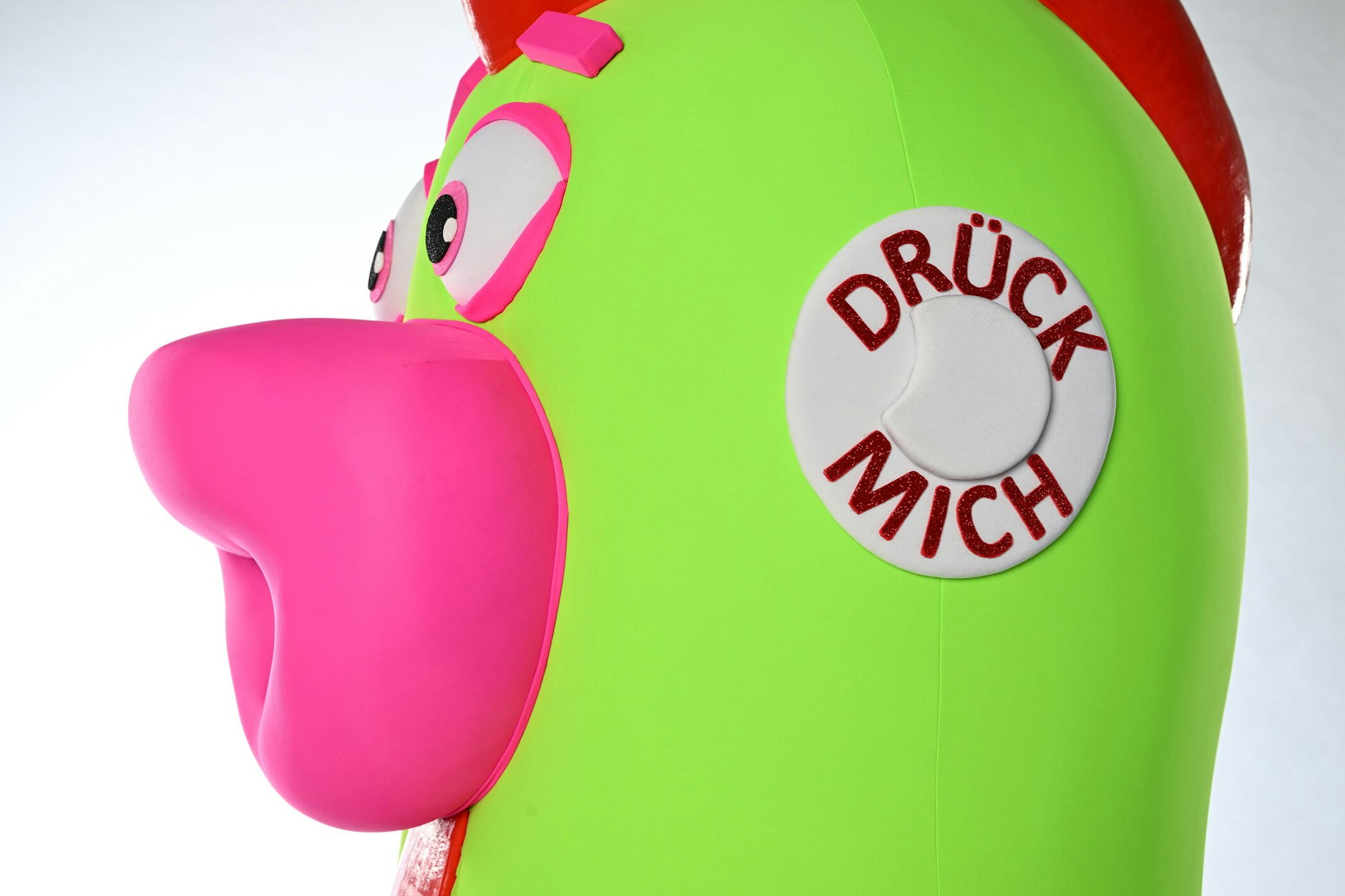 Wie viele quietschende Spielzeuge hat auch Quietsch von „Masked Singer“ einen Knopf, auf den man drücken kann, damit es quietscht.