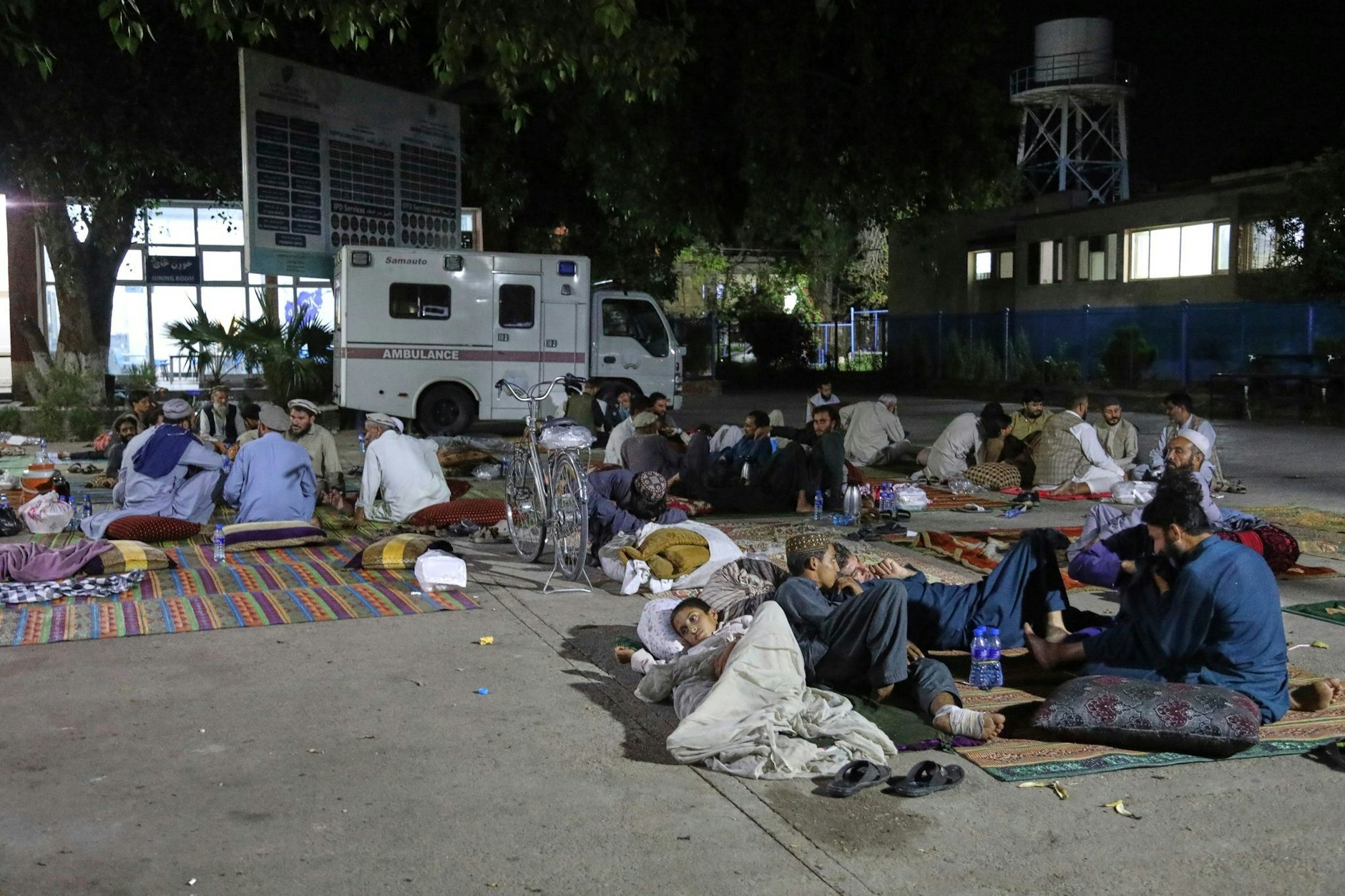 Afghanen, die von einem starken Erdbeben im August betroffen waren, halten sich vor einem Krankenhaus auf. In Afghanistan hat wieder die Erde gebebt.
