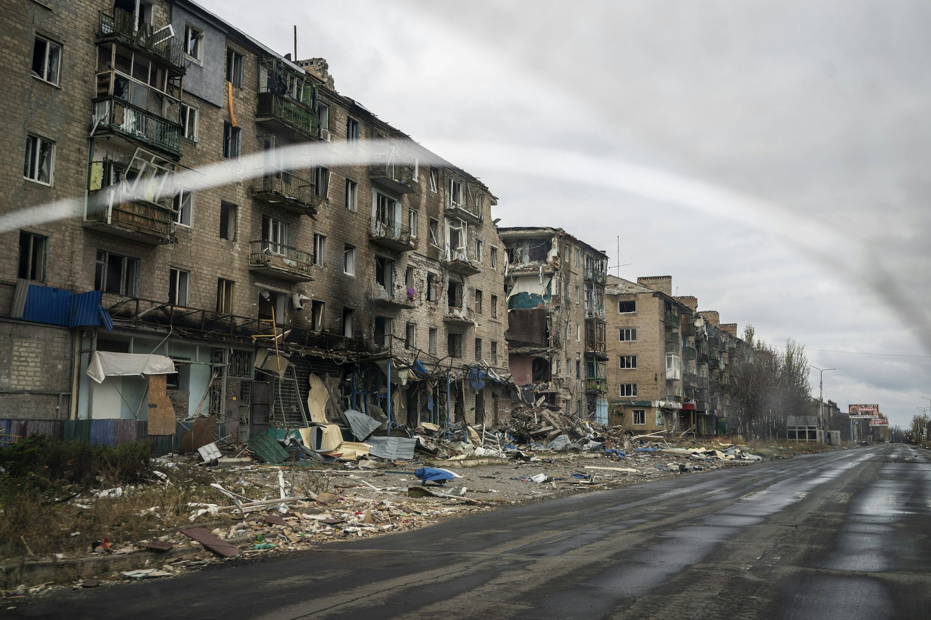 Zerstörte Häuser in der Ukraine nach einem russischen Luftangriff