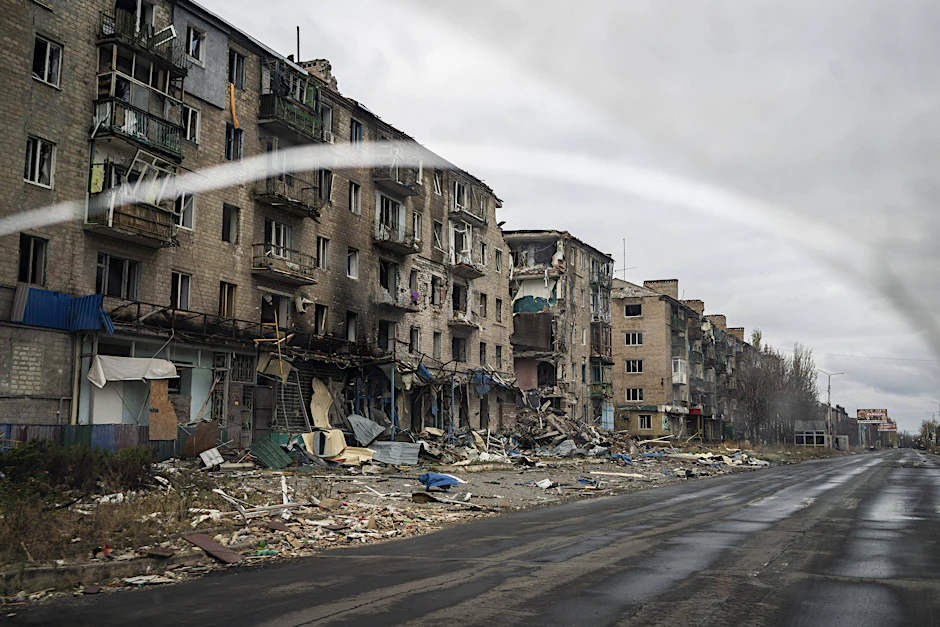 Zerstörte Häuser in der Ukraine nach einem russischen Luftangriff