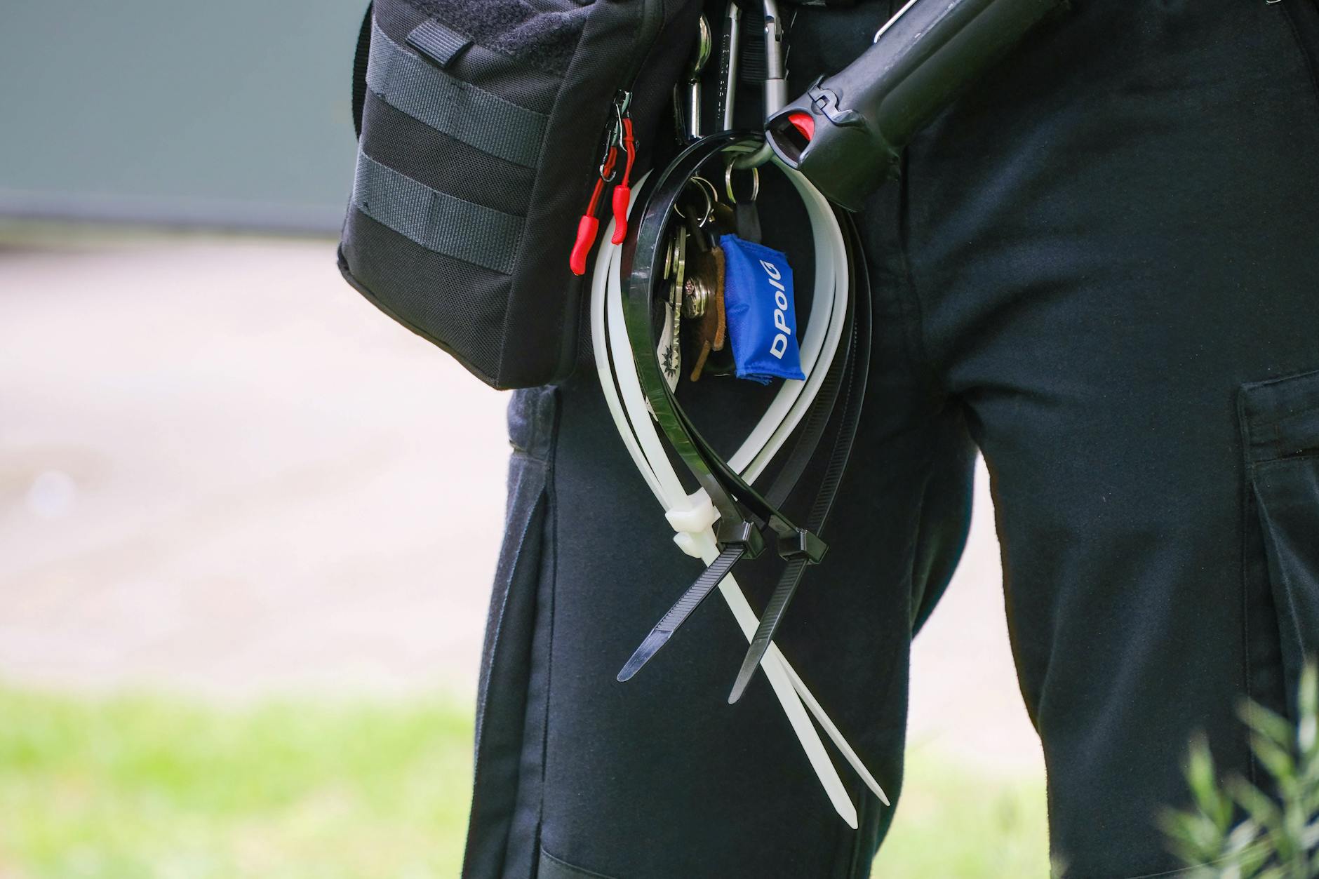 Die falschen Polizisten haben ihre Opfer mit Kabelbindern gefesselt.