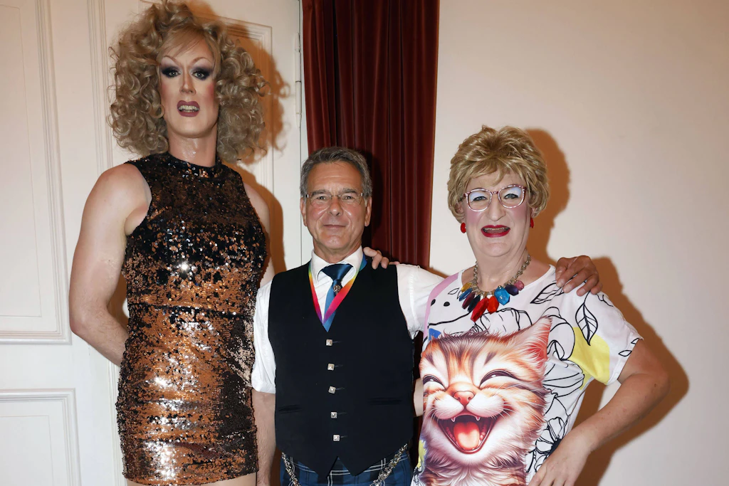Jurassica Parka hat sich bei der Gala&nbsp;„Gemeinsambunt“ mit Marco Langner, dem stellvertretenden Polizeipräsidenten Berlin (Mitte), fotografieren lassen. Daneben steht Travestiekünstler Ades Zabel.