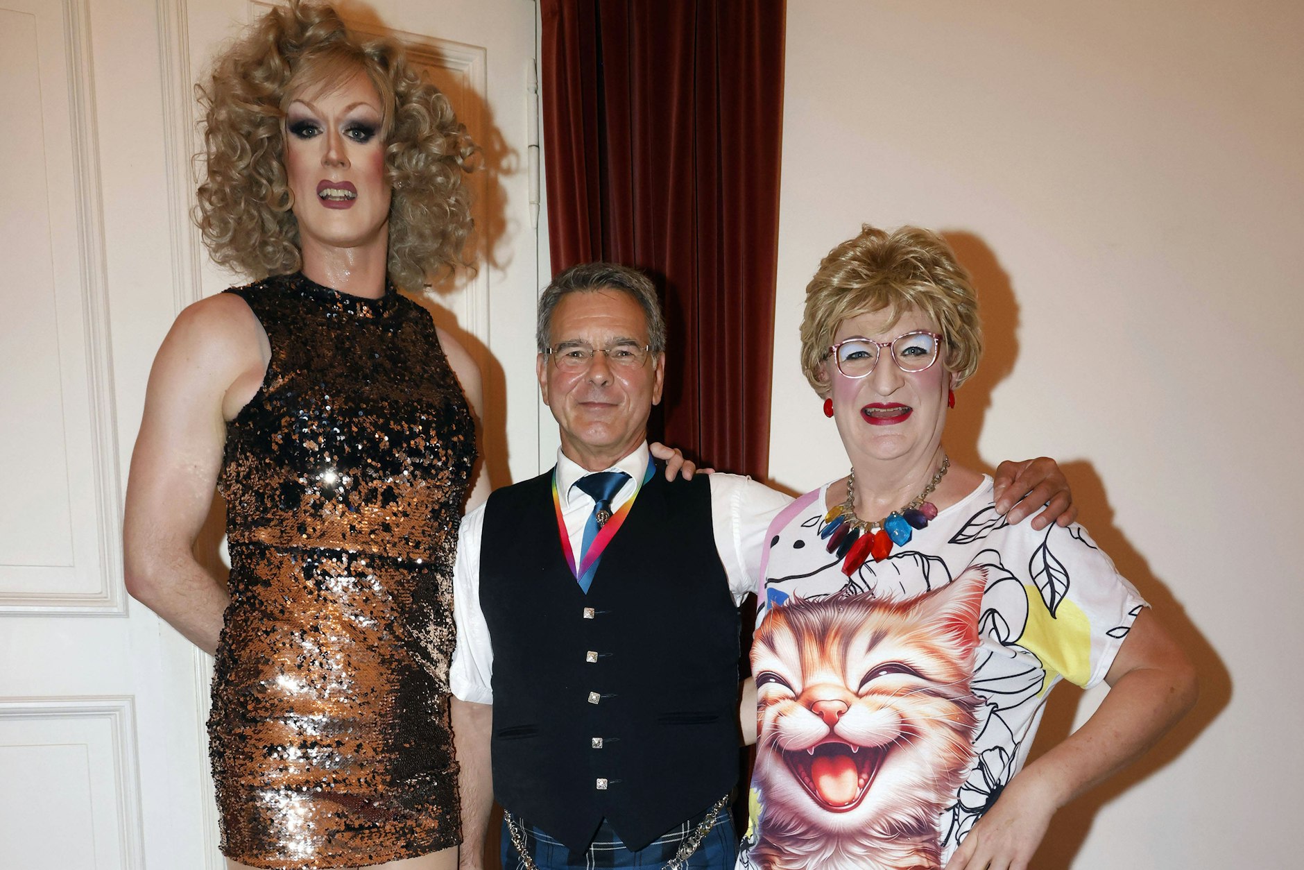 Jurassica Parka hat sich bei der Gala&nbsp;„Gemeinsambunt“ mit Marco Langner, dem stellvertretenden Polizeipräsidenten Berlin (Mitte), fotografieren lassen. Daneben steht Travestiekünstler Ades Zabel.