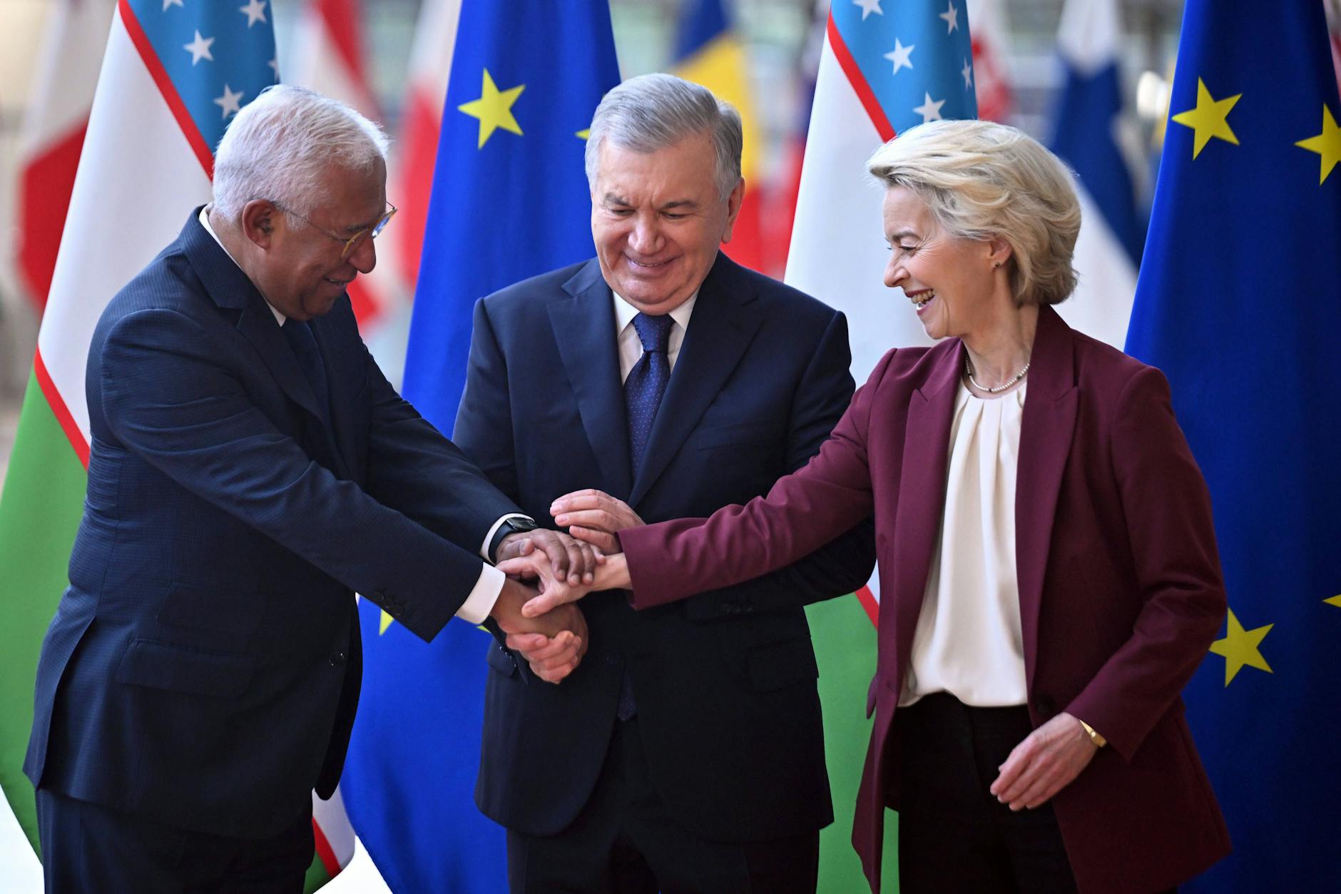 Die Präsidentin der Europäischen Kommission, Ursula von der Leyen (r.), der Präsident des Europäischen Rates, Antonio Costa (l.), und der usbekische Präsident Shavkat Mirziyoyev bei einem gemeinsamen Treffen in Brüssel