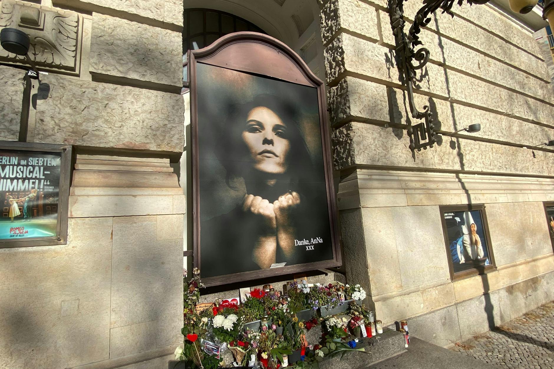 Der Gedenkschrein für die verstorbene Rosenstolz-Sängerin AnNa R. vor dem Theater des Westens in Berlin