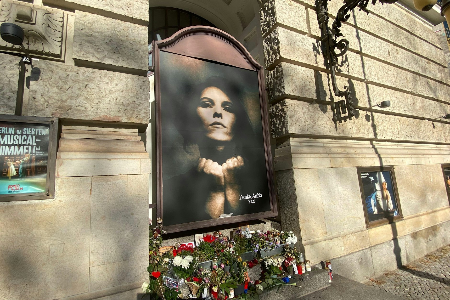 Der Gedenkschrein für die verstorbene Rosenstolz-Sängerin AnNa R. vor dem Theater des Westens in Berlin