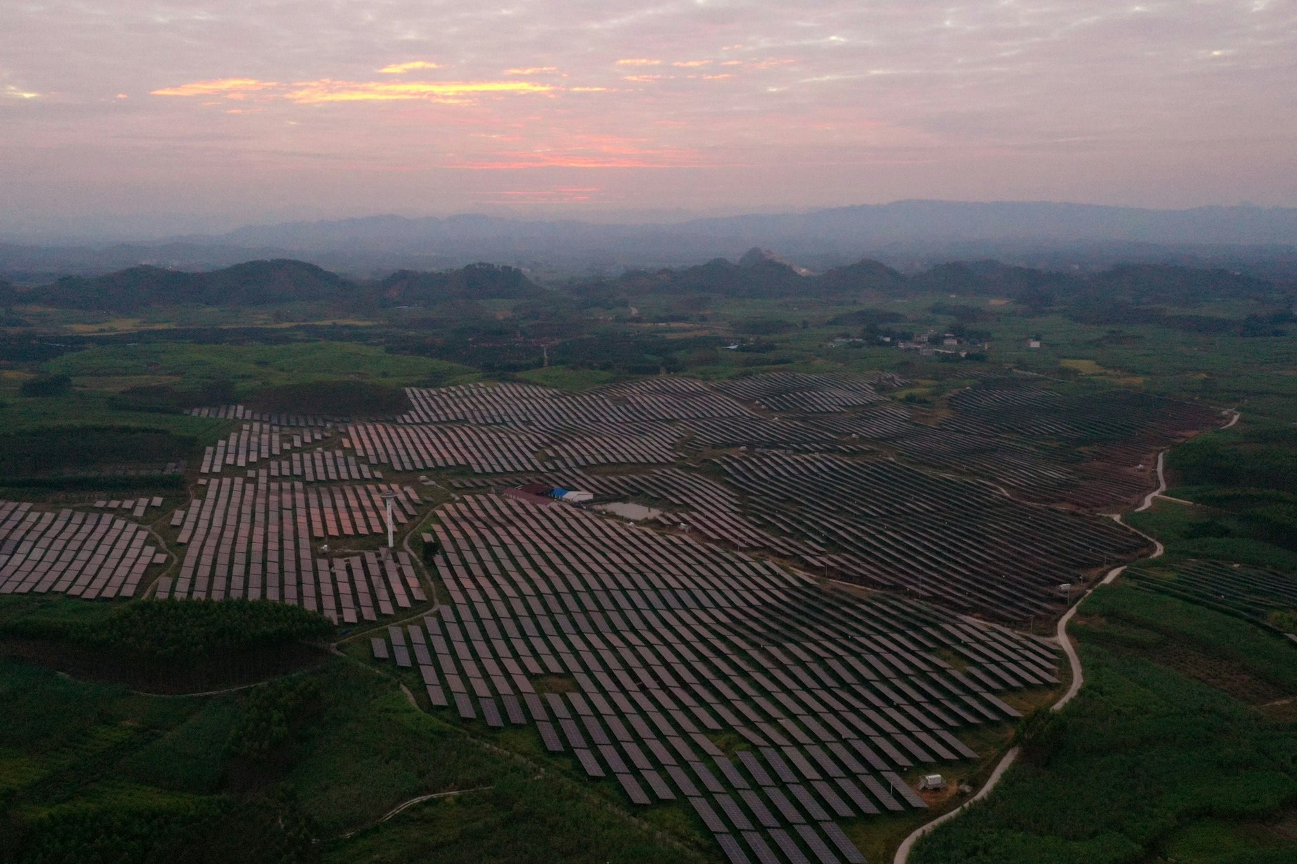 Agrar-Photovoltaik-Anlage nahe der Stadt Hechi in der Region Guangxi Zhuang, China.