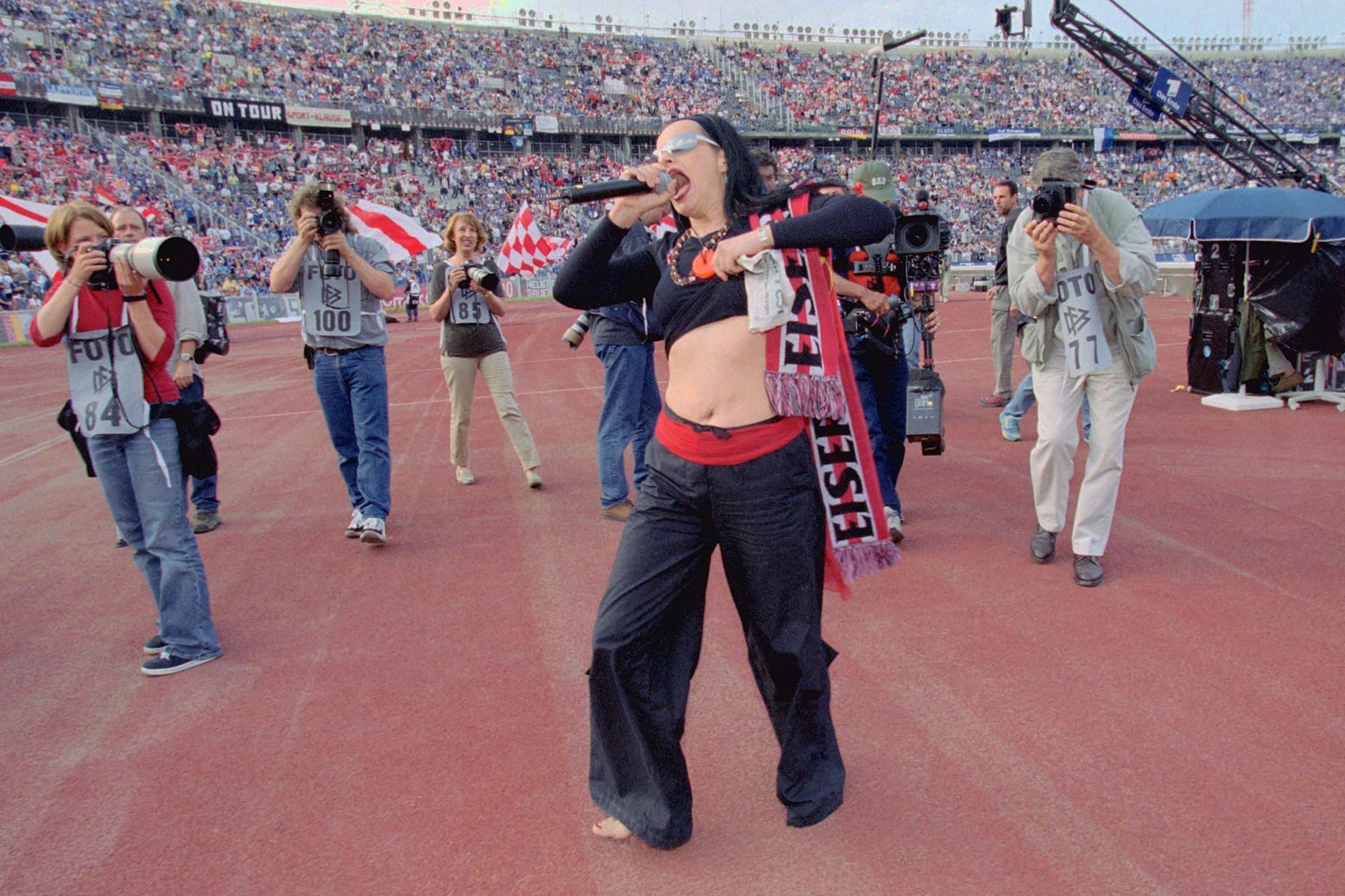 26. Mai 2001: Nina Hagen singt im Olympiastadion vorm Pokalfinale 1. FC Union - FC Schalke 04 in der Unionfankurve die Unionhymne.