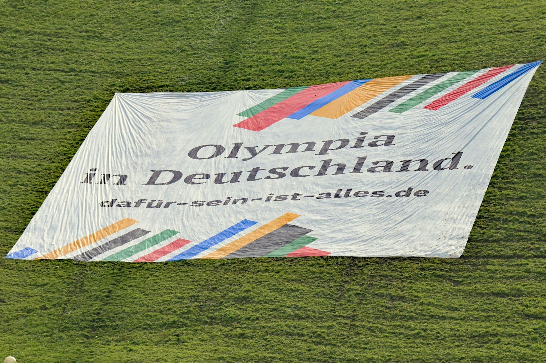 Ein Banner mit der Aufschrift „Olympia in Deutschland. dafür-sein-ist-alles.de“ liegt auf dem Olympiaberg.