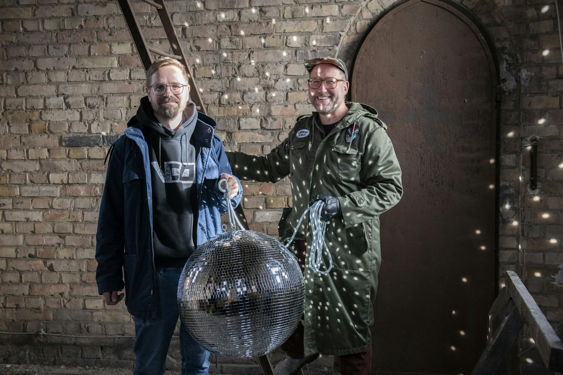 In Partystimmung: Hinnerk Landmann und Oliver Riemer auf dem Weg zum Glockenturm der Samariterkirche.