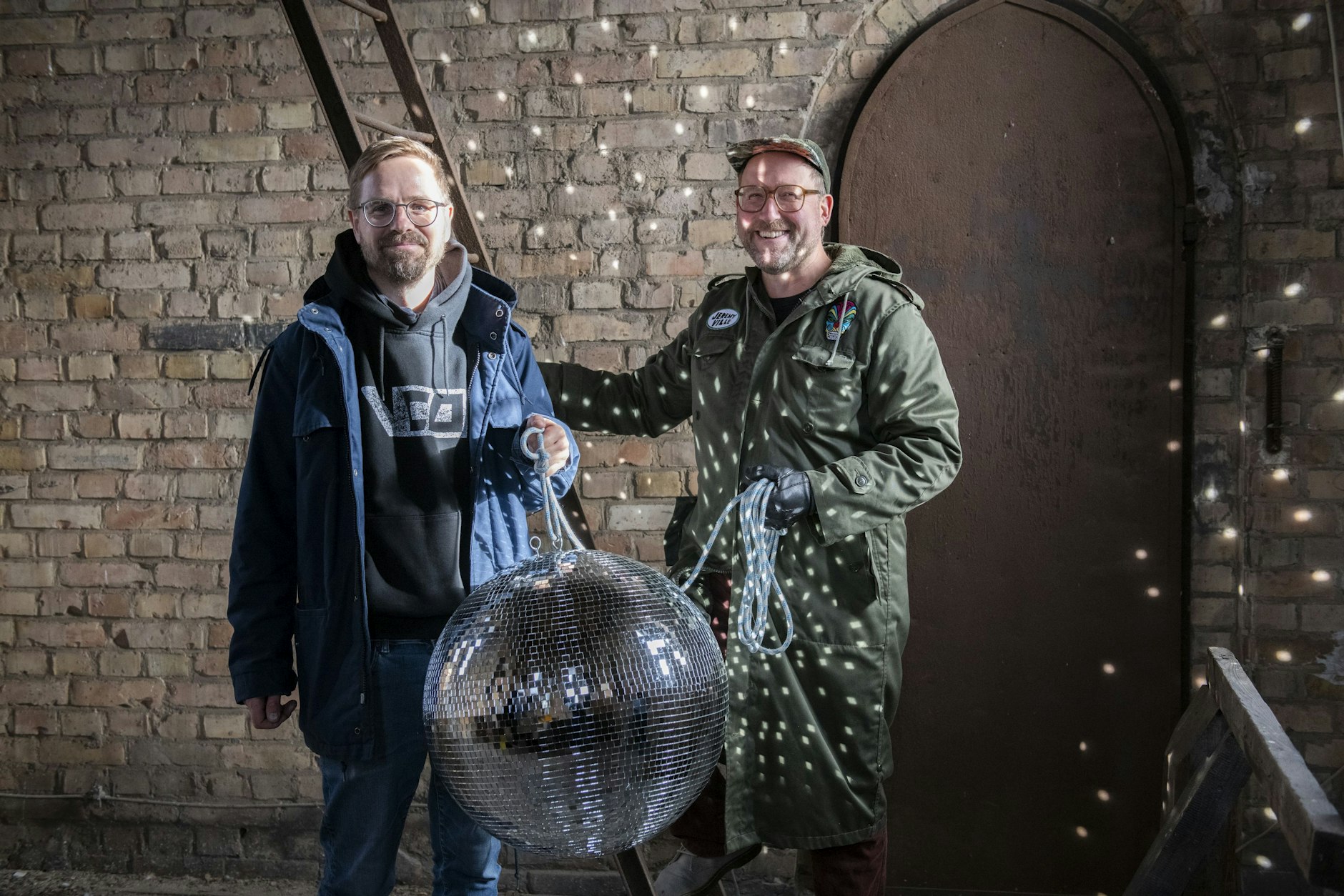 In Partystimmung: Hinnerk Landmann und Oliver Riemer auf dem Weg zum Glockenturm der Samariterkirche.