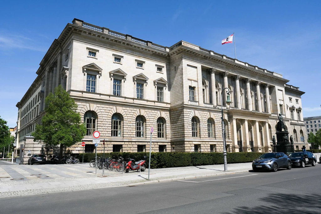 Das Abgeordnetenhaus ist die Bezeichnung für das Landesparlament von Berlin, das seit 1993 seinen Sitz im ehemaligen Preußischen Landtag hat.