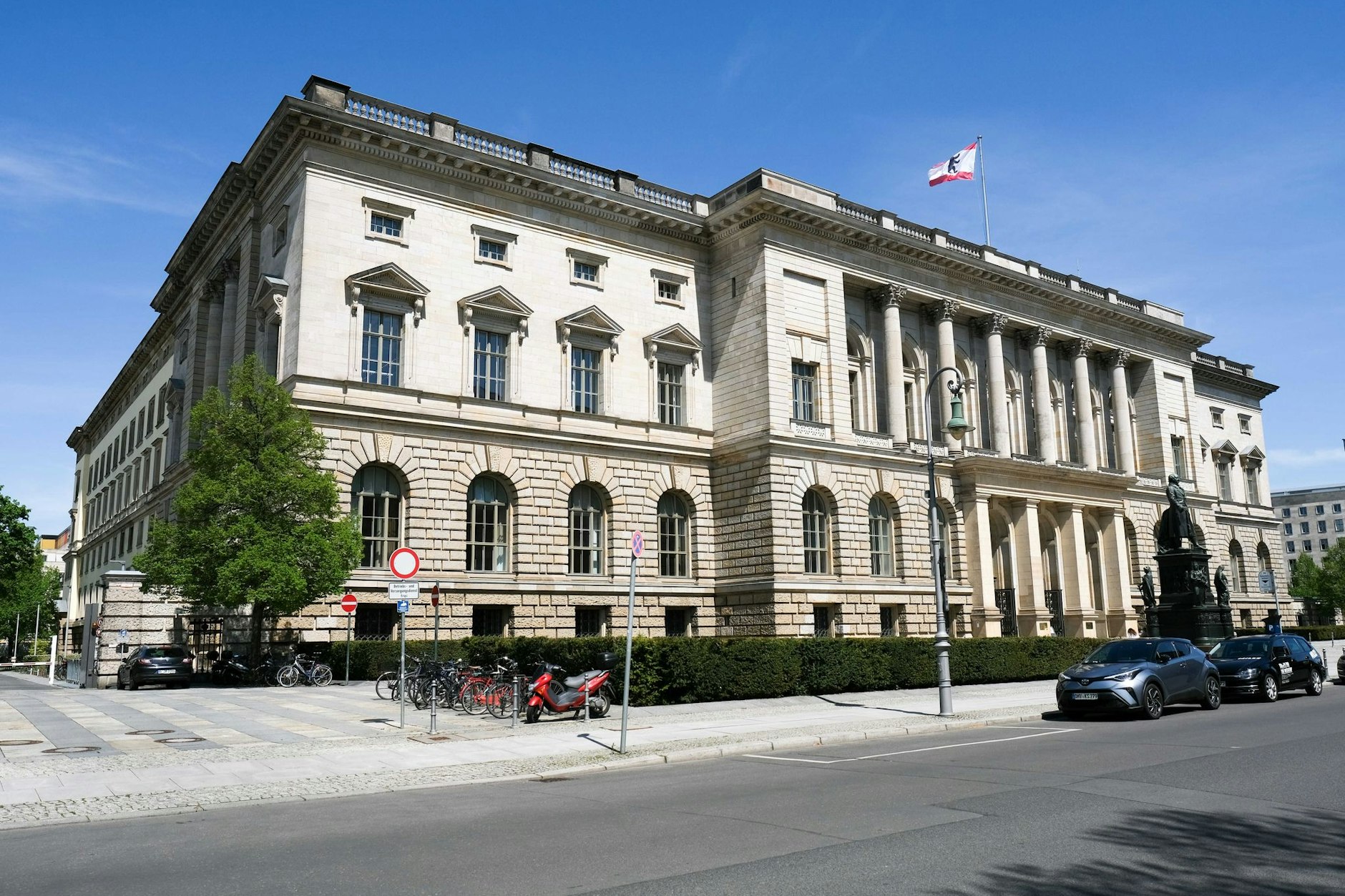 Das Abgeordnetenhaus ist die Bezeichnung für das Landesparlament von Berlin, das seit 1993 seinen Sitz im ehemaligen Preußischen Landtag hat.