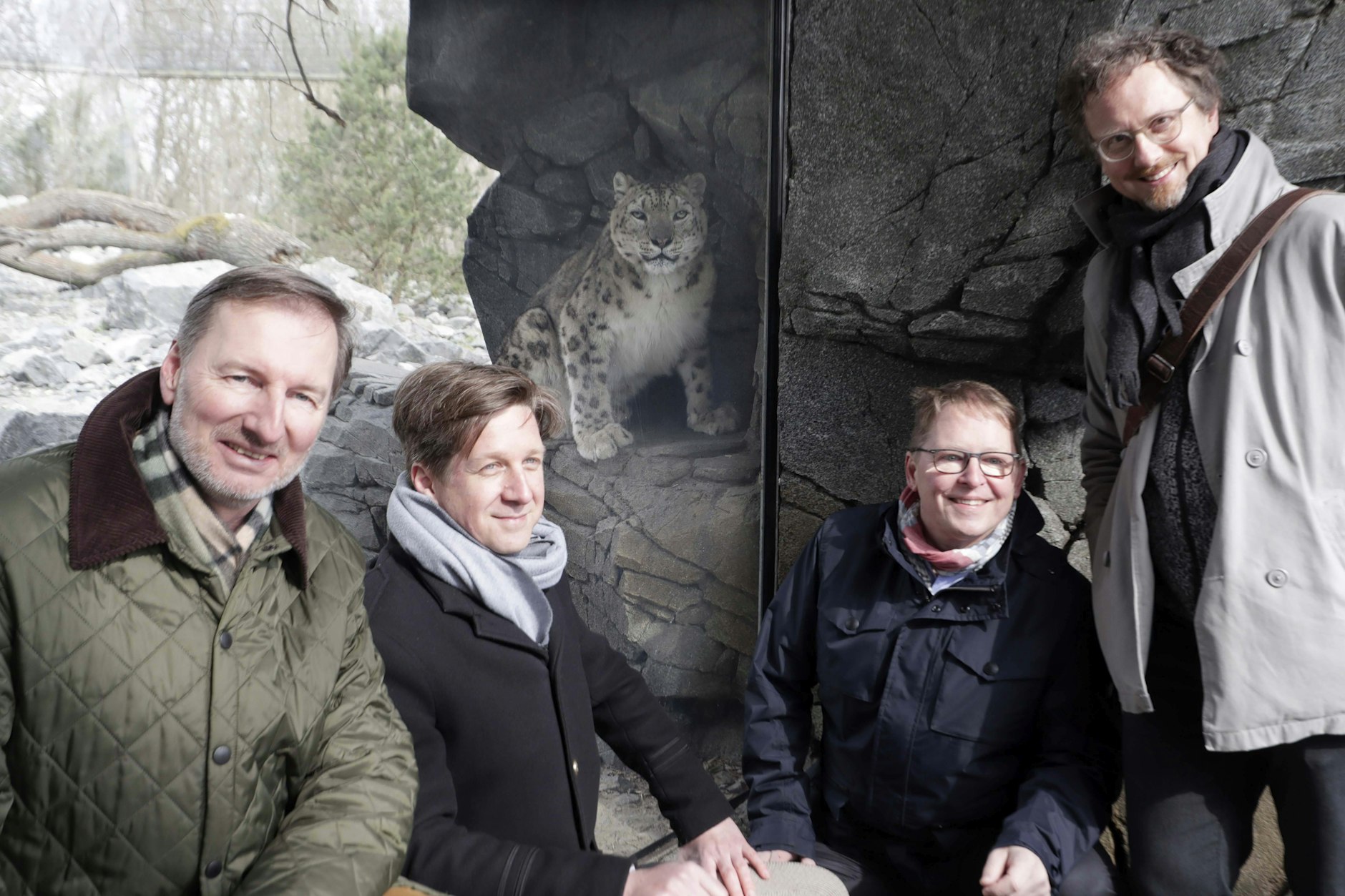 Schneeleopard Bataar: Er war 2022 noch da, als sich vor der neuen Himalaya-Anlage Tierpark-Chef   Andreas Kniereim, der damalige Finanzsenator Daniel Wesener, sowie die NABU-Leute Jörg-Andreas Krüger und Andreas Kotlan versammelten.