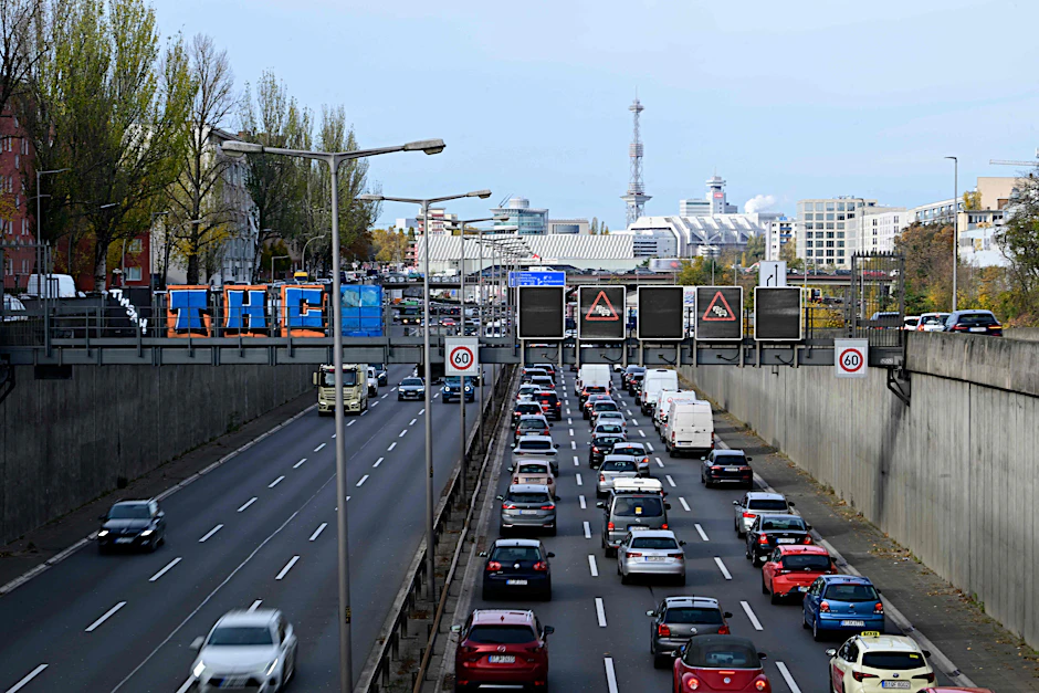 Die A100 in Berlin: Der Stadtring ist die am stärksten belastete Autobahn in Deutschland. Ein neuer Brückenschaden verringert die Kapazität weiter.