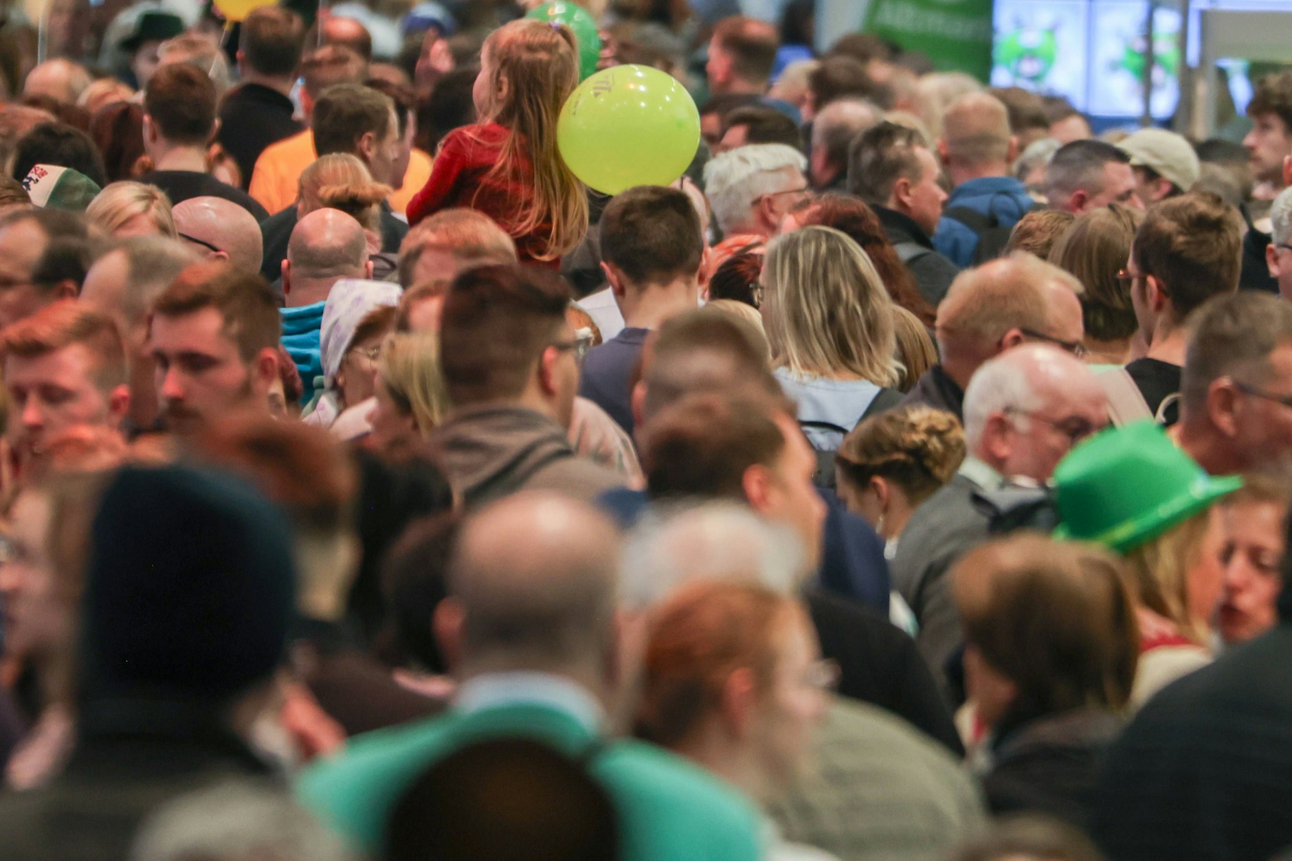 Richtig voll: Bei der Grünen gibt es jedes Jahr Gedränge. Doch auch im Rest von Berlin wird es enger. Bis 20240 sollen vier Millionen Menschen in der Stadt leben.