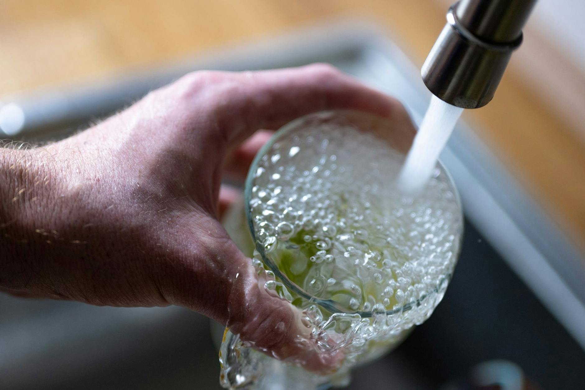 Das Trinkwasser in Deutschland ist sicher, heißt es. Aber: Ist das wirklich so? Experten schlagen nun aufgrund der Belastung mit Chemikalien Alarm.