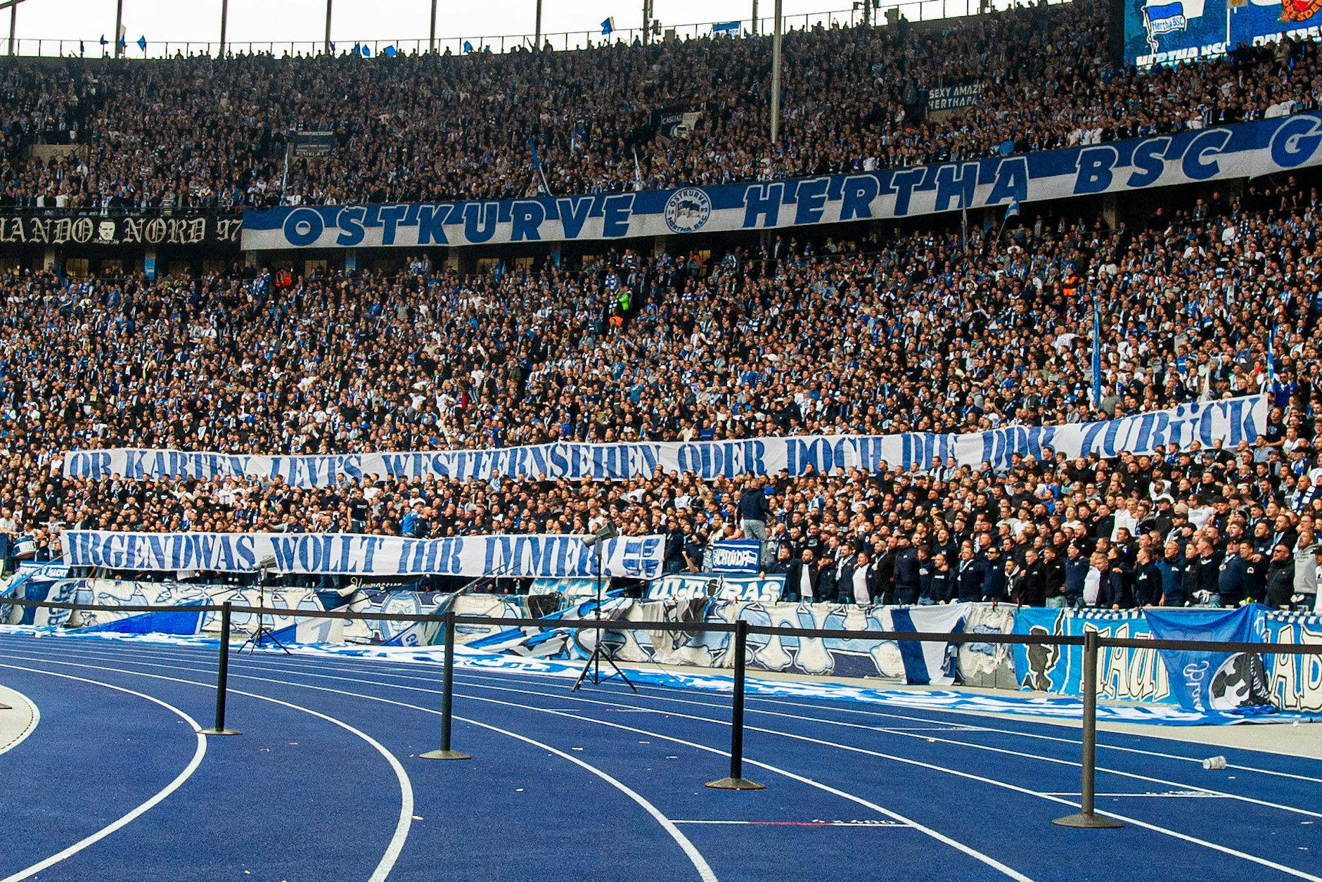 „Ob Karten, Levi s, Westfernsehen oder doch die DDR zurück, irgendwas wollt ihr immer.“ Hertha-Fans kontern Dynamo-Attacken mit einem Spruchband.