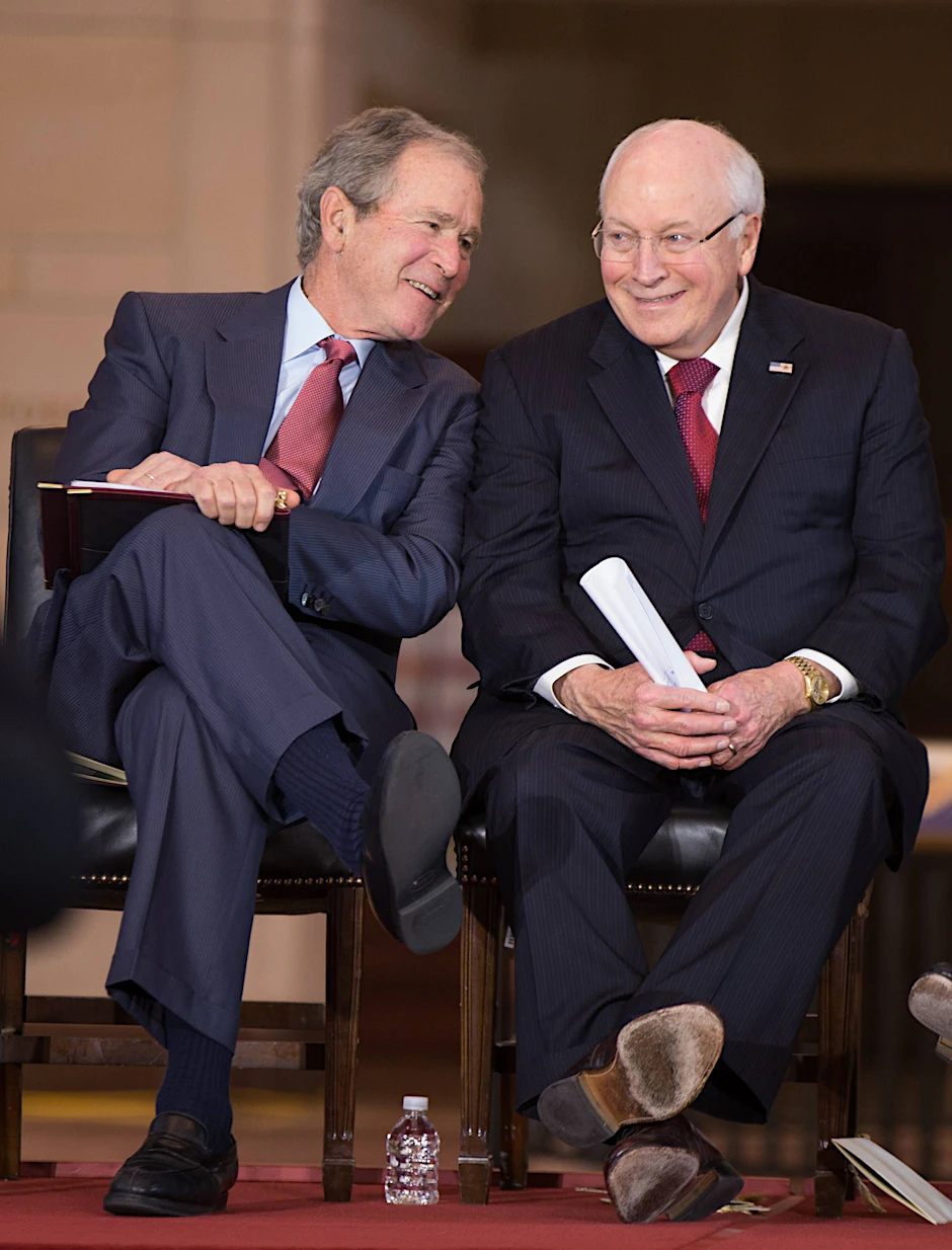 Dick Cheney (rechts) neben George W. Bush Jr. im Jahr 2015