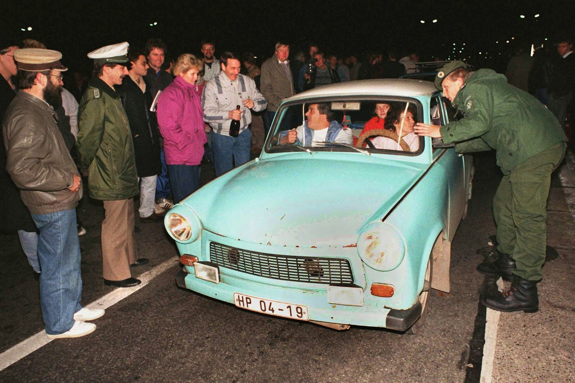 Das Archivbild vom 10. November zeigt, wie ein Beamter des Bundesgrenzschutzes einem DDR-Autofahrer am Grenzübergang Helmstedt eine Auskunft gibt.