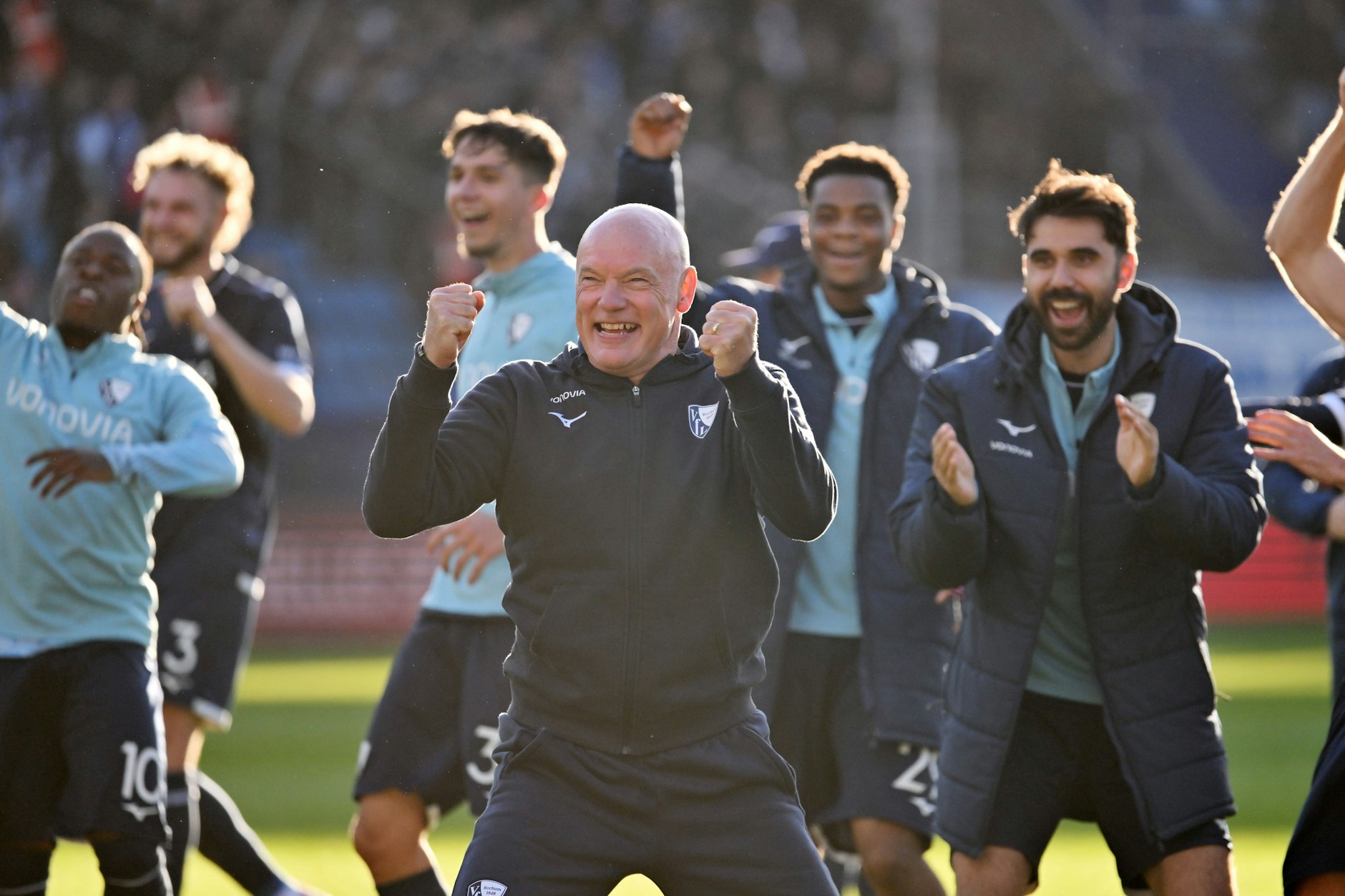 Buchums Trainer Uwe Rösler feiert den Sieg über den 1. FC Magdeburg.