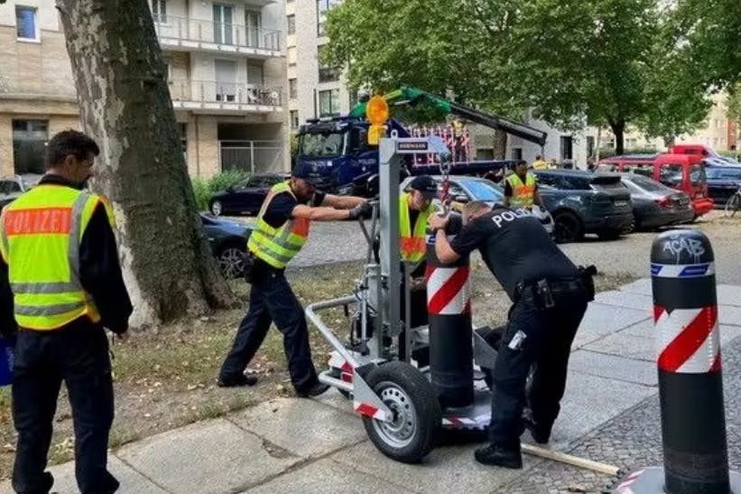 Polizisten der Technischen Einsatzeinheit bauen in Prenzlauer Berg mobile Poller (Oktablöcke) auf. Hier soll der Zug der Liebe vorbeikommen.