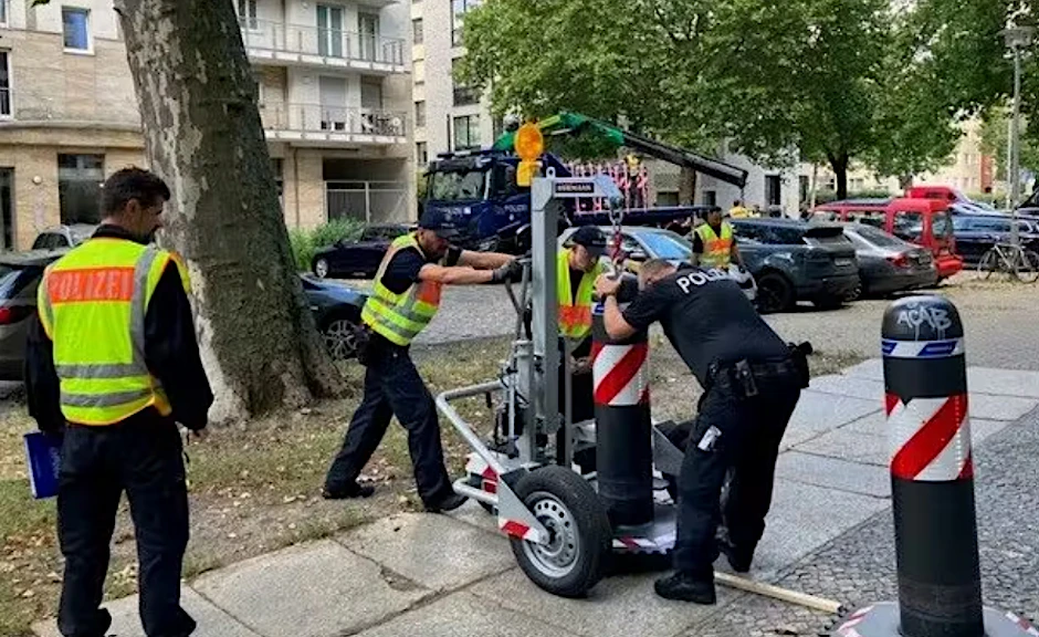 Polizisten der Technischen Einsatzeinheit bauen in Prenzlauer Berg mobile Poller (Oktablöcke) auf. Hier soll der Zug der Liebe vorbeikommen.