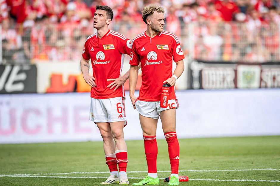 Robin Gosens (l.) und Benedict Hollerbach erlebten mit dem 1. FC Union Berlin eine turbulente Saison 2023/24.
