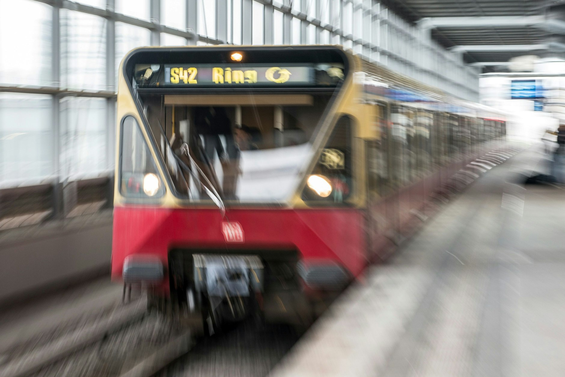 Verspätungen, Ausfälle! Störung bei der Ringbahn sorgt für Chaos