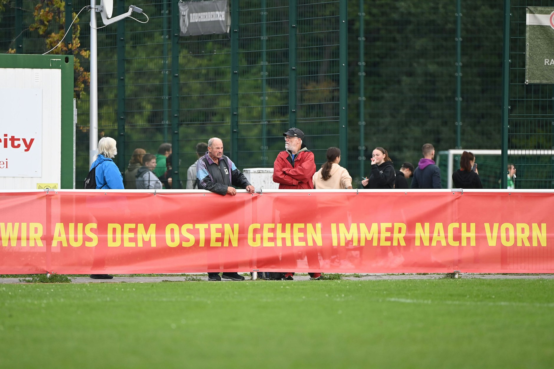 Das Plakat mit einer Passage aus der Union-Hymne Eisern Union von Nina Hagen. „Wir aus dem Osten gehen immer nach vorn“, steht für alle Teams des 1. FC Union.
