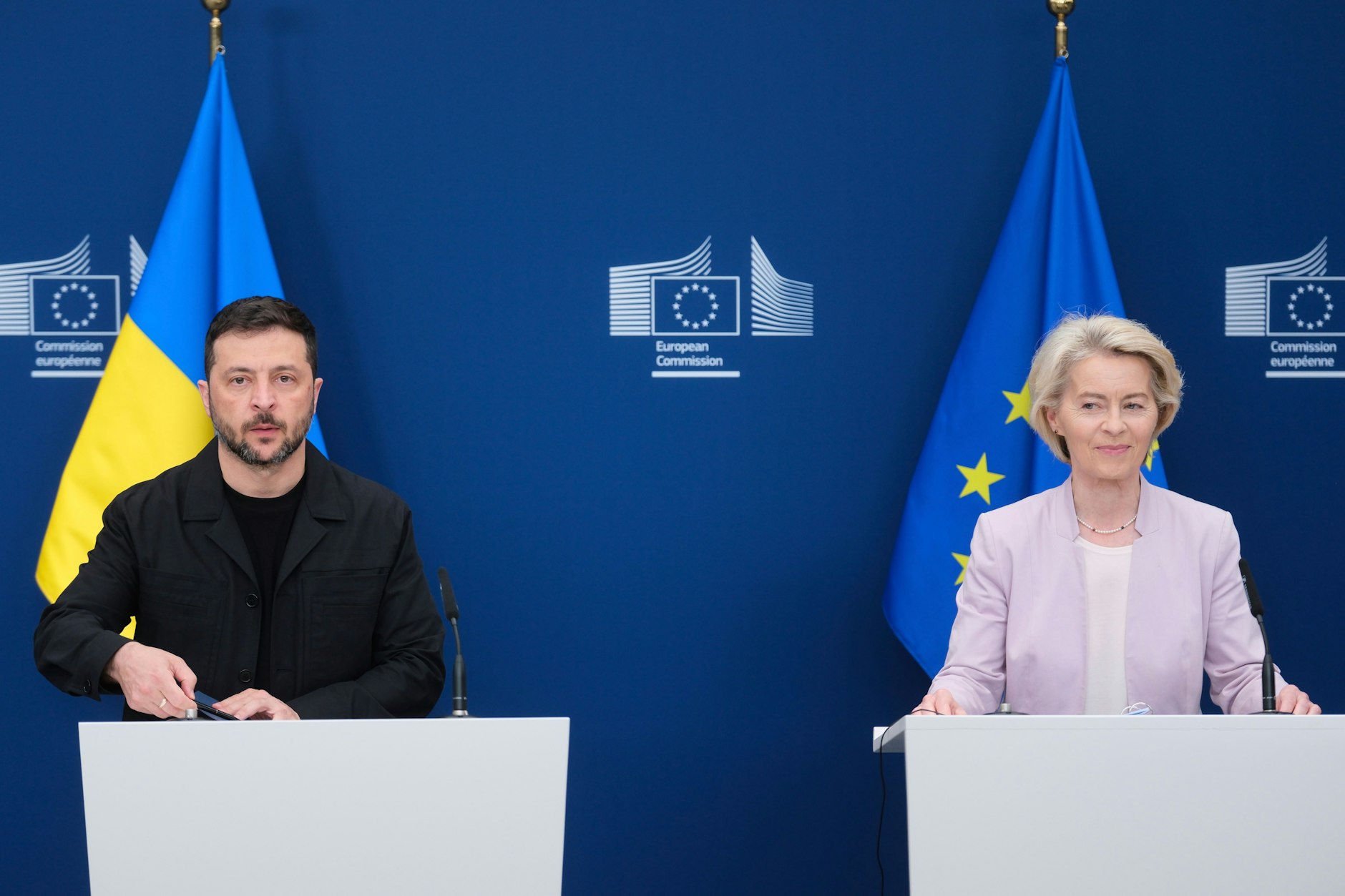 Der ukrainische Präsident Wolodymyr Selenskyj (l) neben EU-Kommissionspräsidentin Ursula von der Leyen