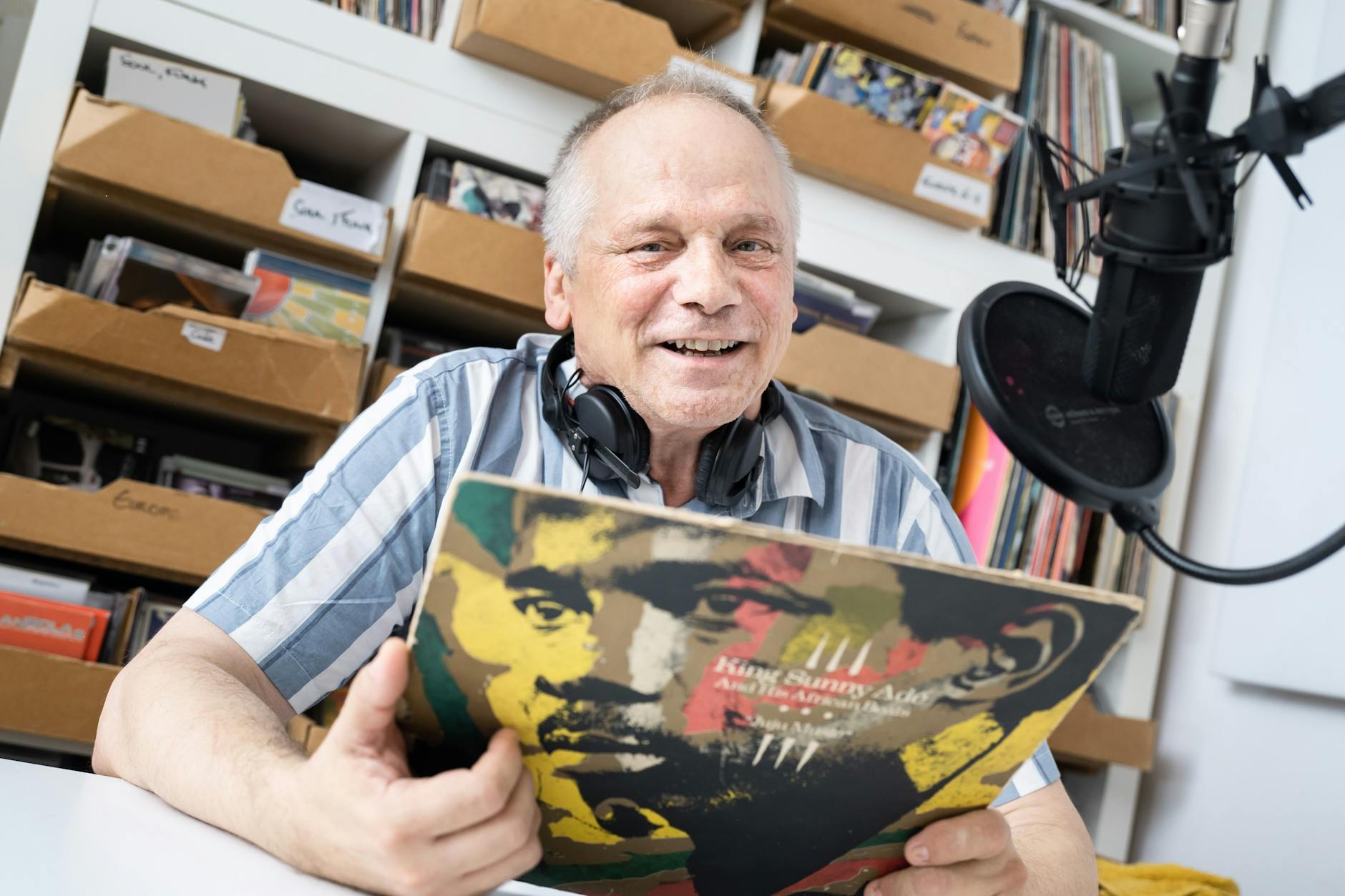 Johannes Paetzold am Mikrofon in seinem Heimstudio in Prenzlauer Berg