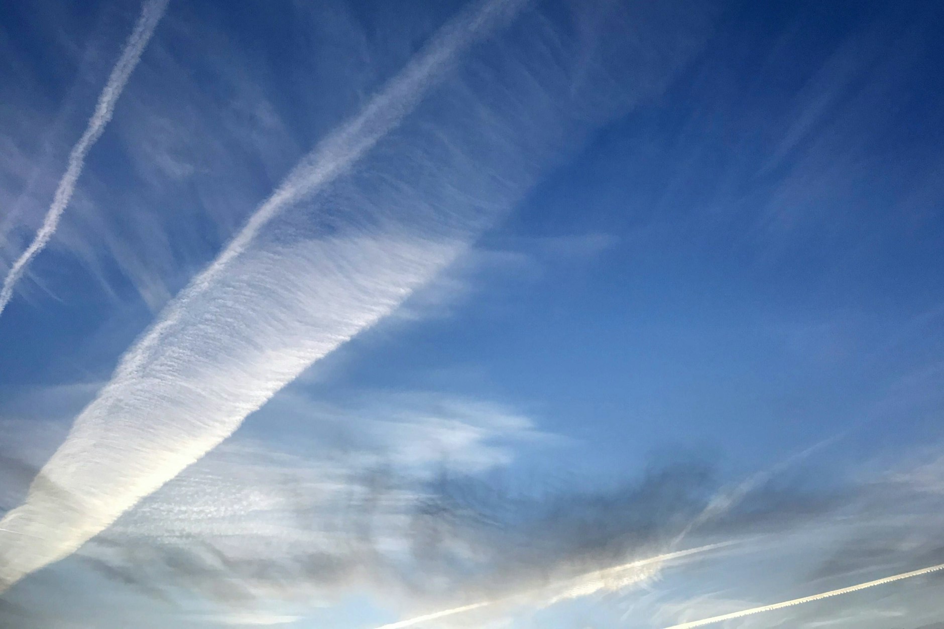Aus langlebigen Kondensstreifen entwickeln sich oft sogenannte Zirren, also Feder- oder Schleierwolken, die einen negativen Effekt auf das Klima haben können.
