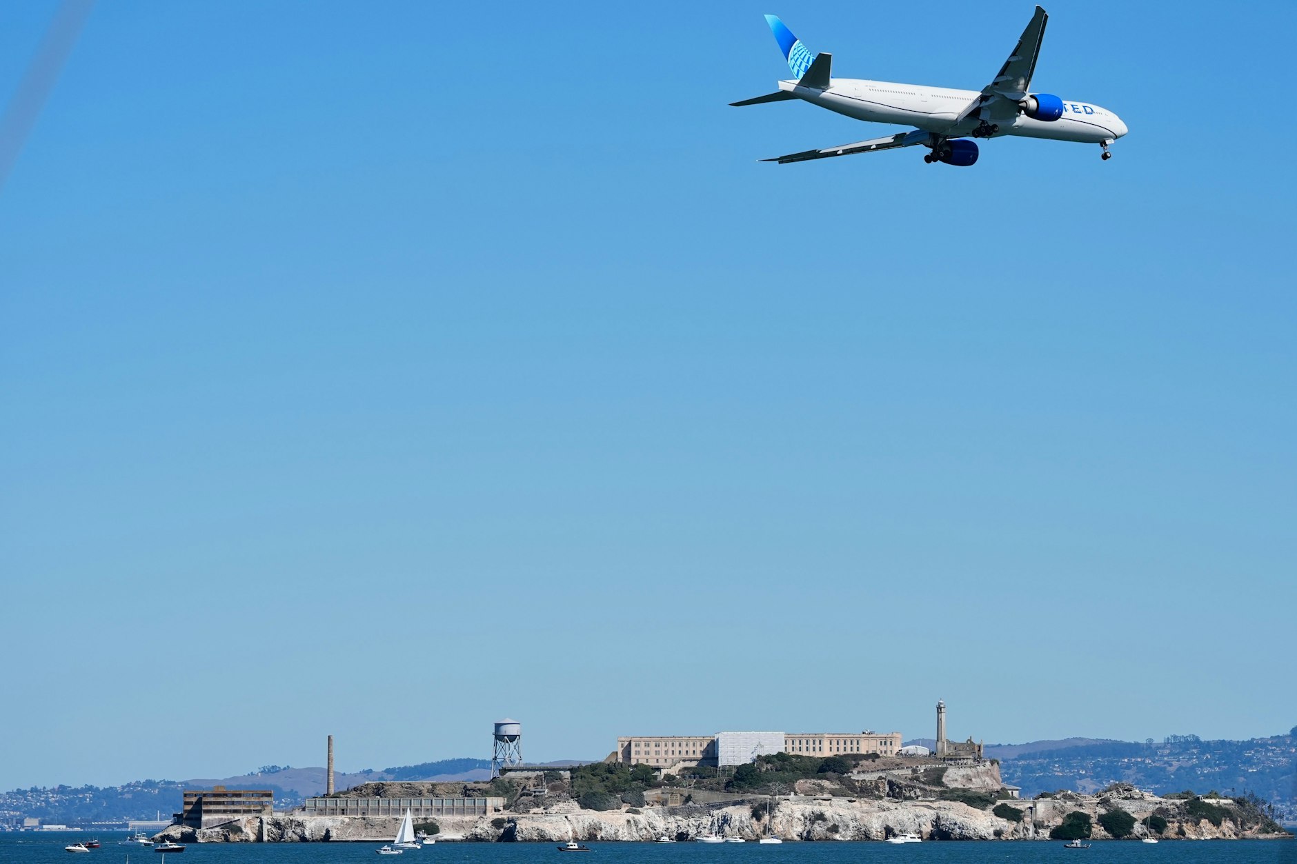 USA, San Francisco: Ein Flugzeug der United Airlines in der Luft