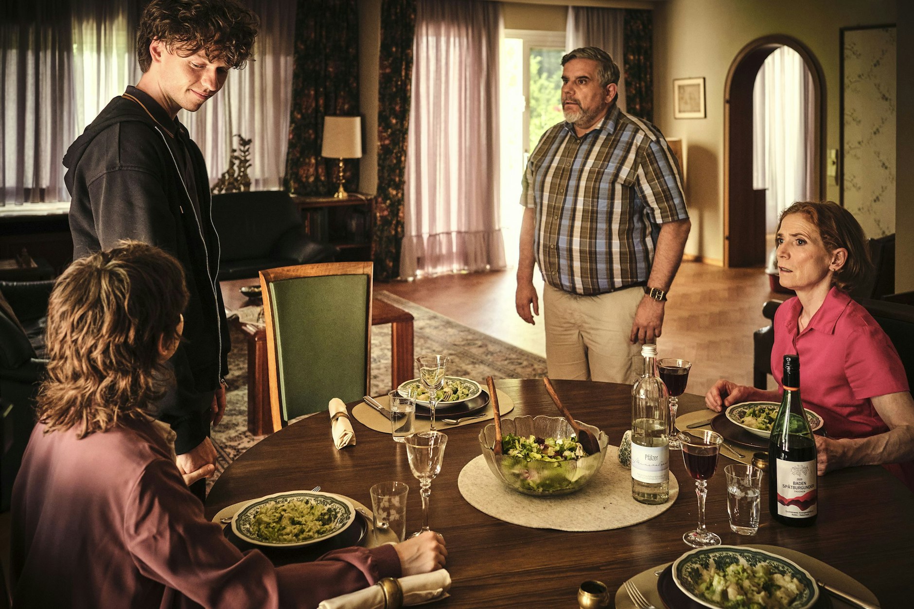 Mike (Jeremias Meyer) stellt seinen Eltern (Bruno Cathomas und Judith Hofmann) seine schwangere Freundin Nisha&nbsp;(Amina Merai) vor. Das geht nicht gut.