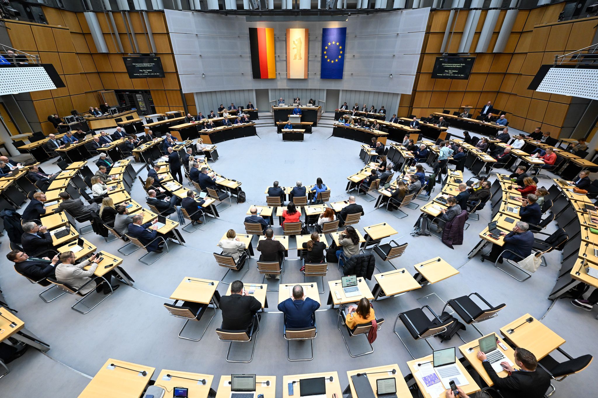 Geht’s noch? Berlins Politiker gönnen sich Luxus-Möbel für 158.000 Euro!