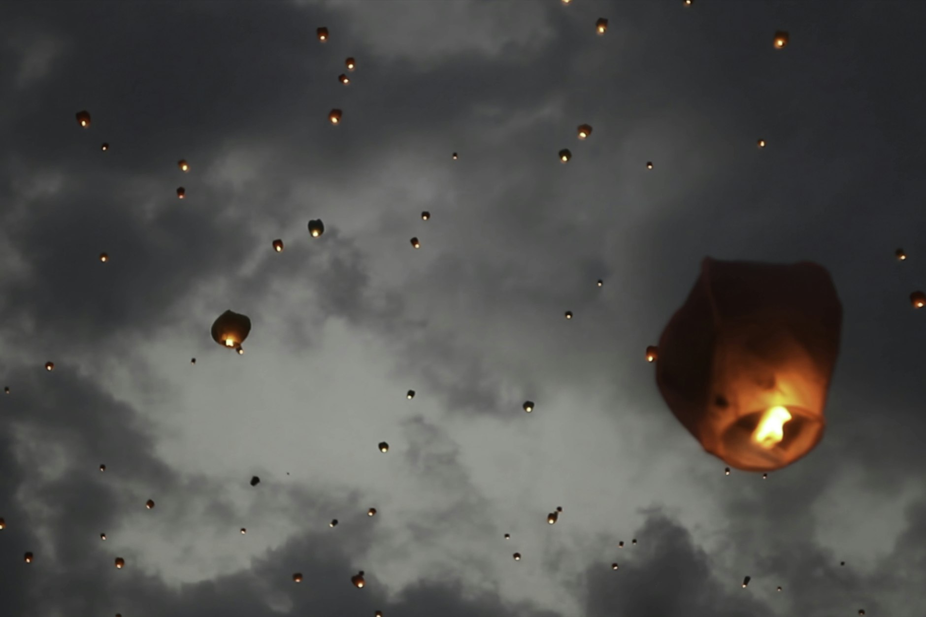 Himmelslaternen darf man in Berlin nicht aufsteigen lassen. Die Geldbuße beträgt künftig bis zu 10.000 Euro.